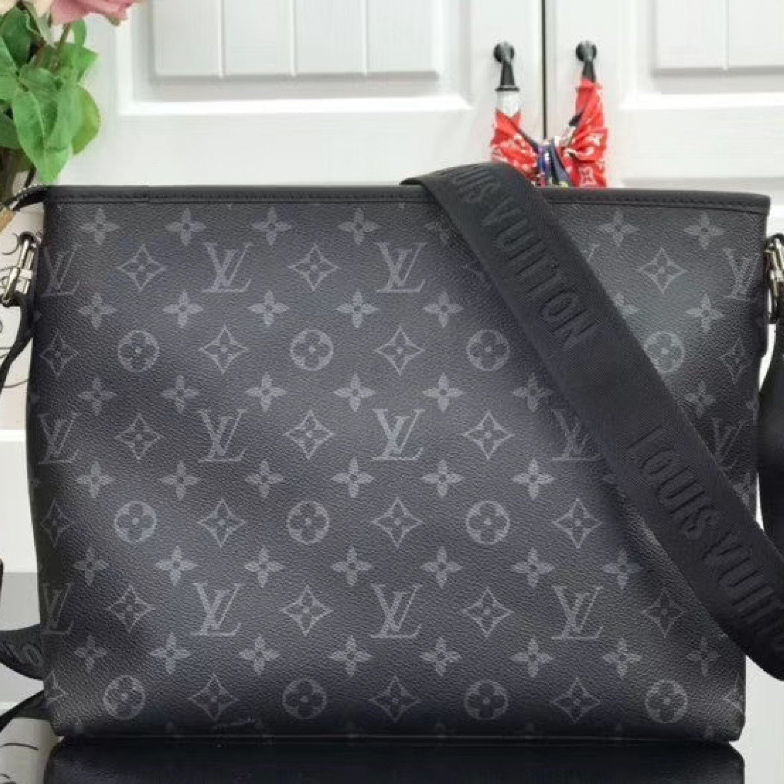 LV MESSENGER BAG M48219AP