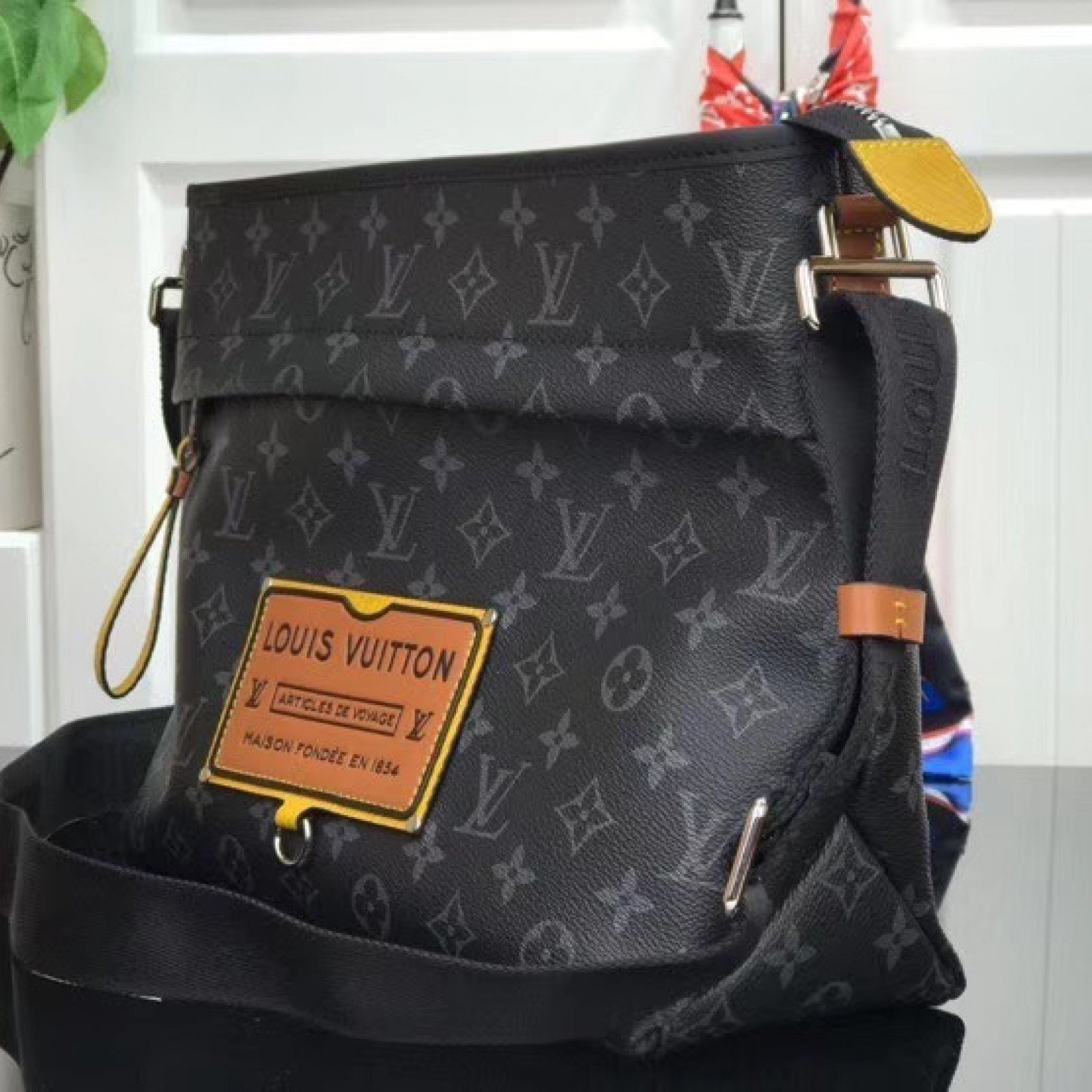 LV MESSENGER BAG M48219AP
