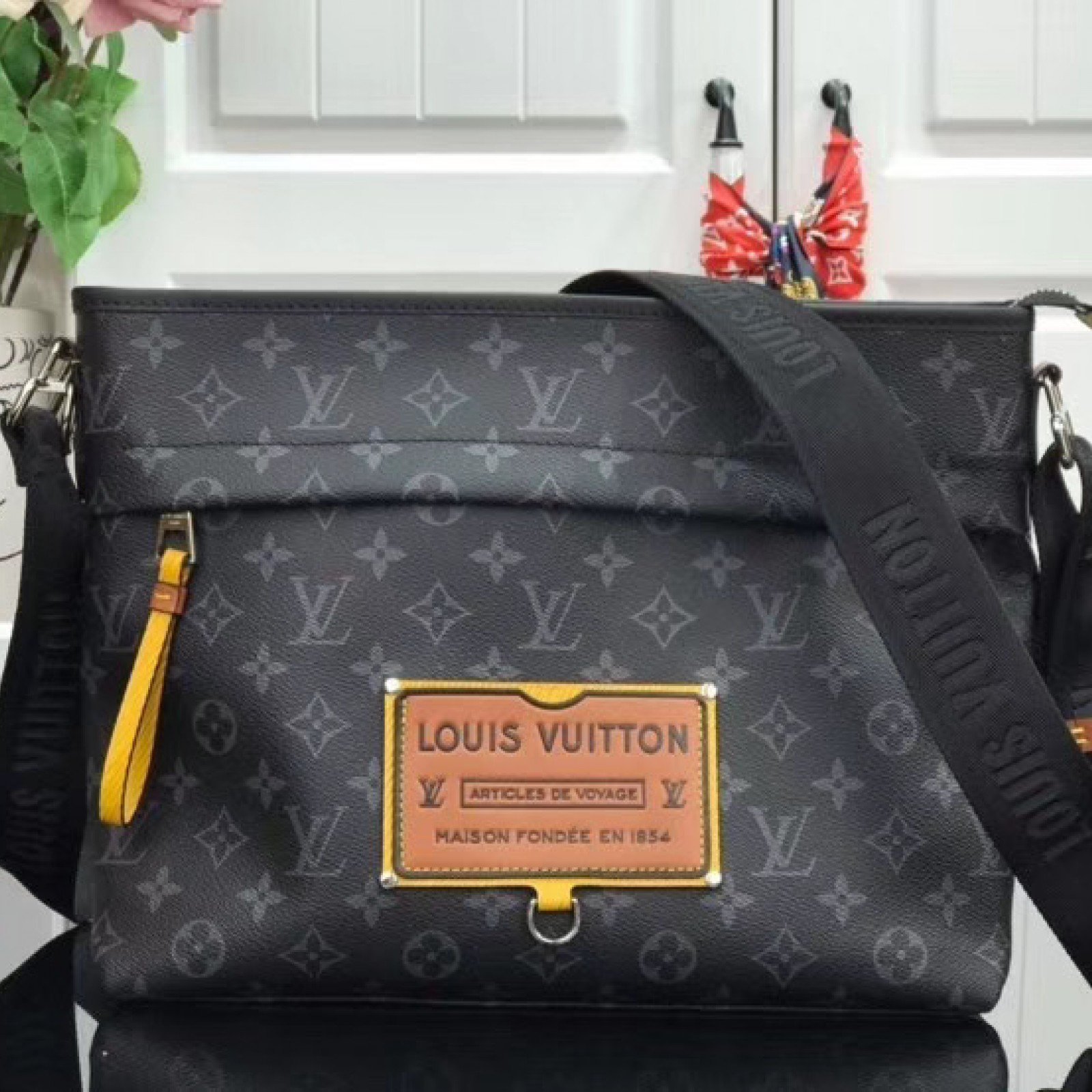 LV MESSENGER BAG M48219AP