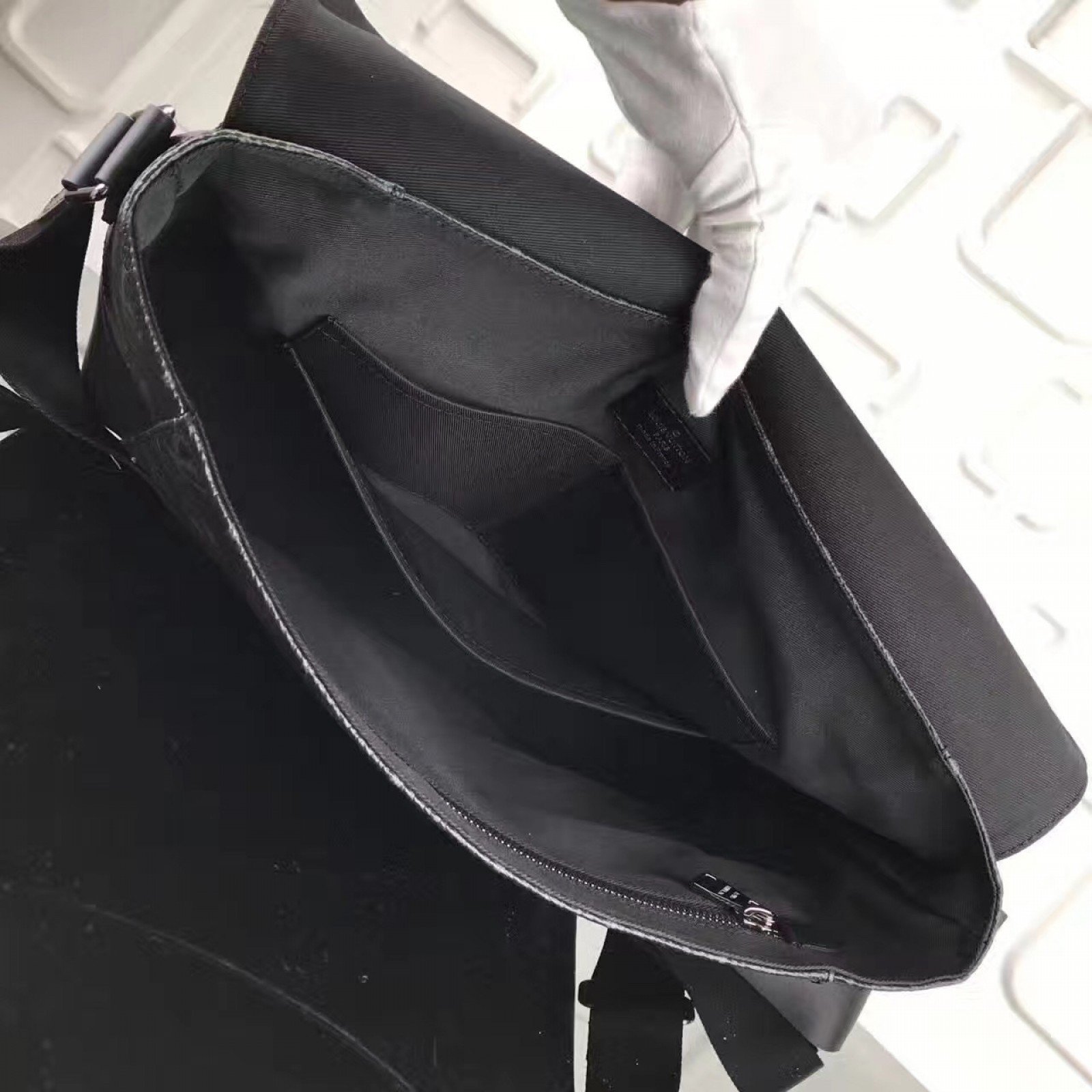 LV Messenger PM Explorer M40539D