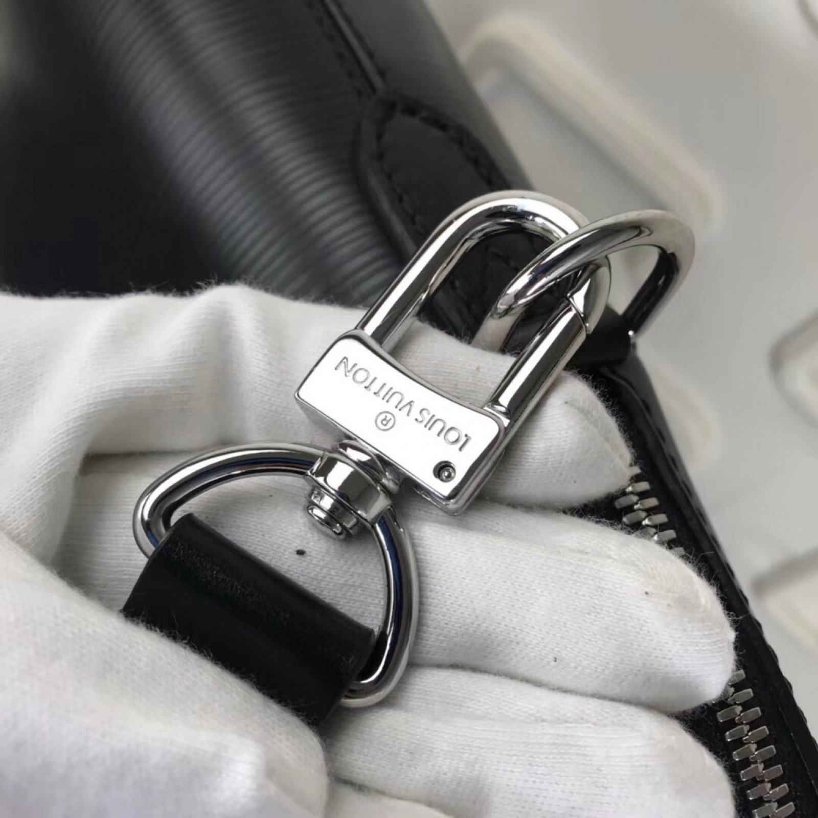 LV OLIVER BRIEFCASE M51689