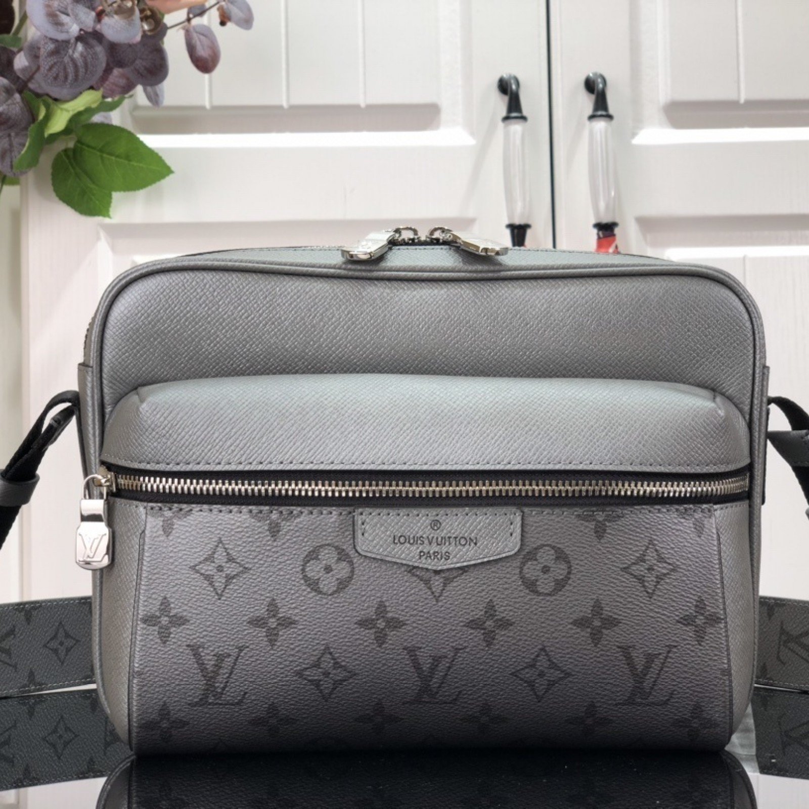 LV Shoulder bag m30830