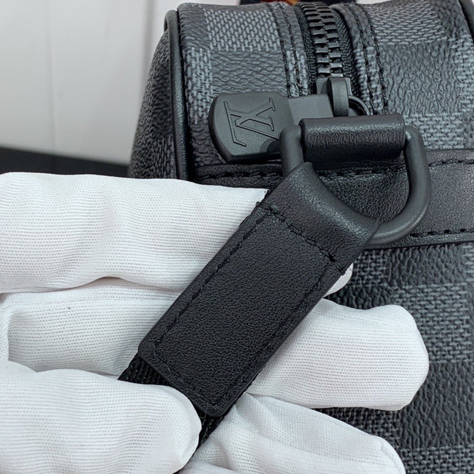 LV UTILITY MESSENGER BAG N40280