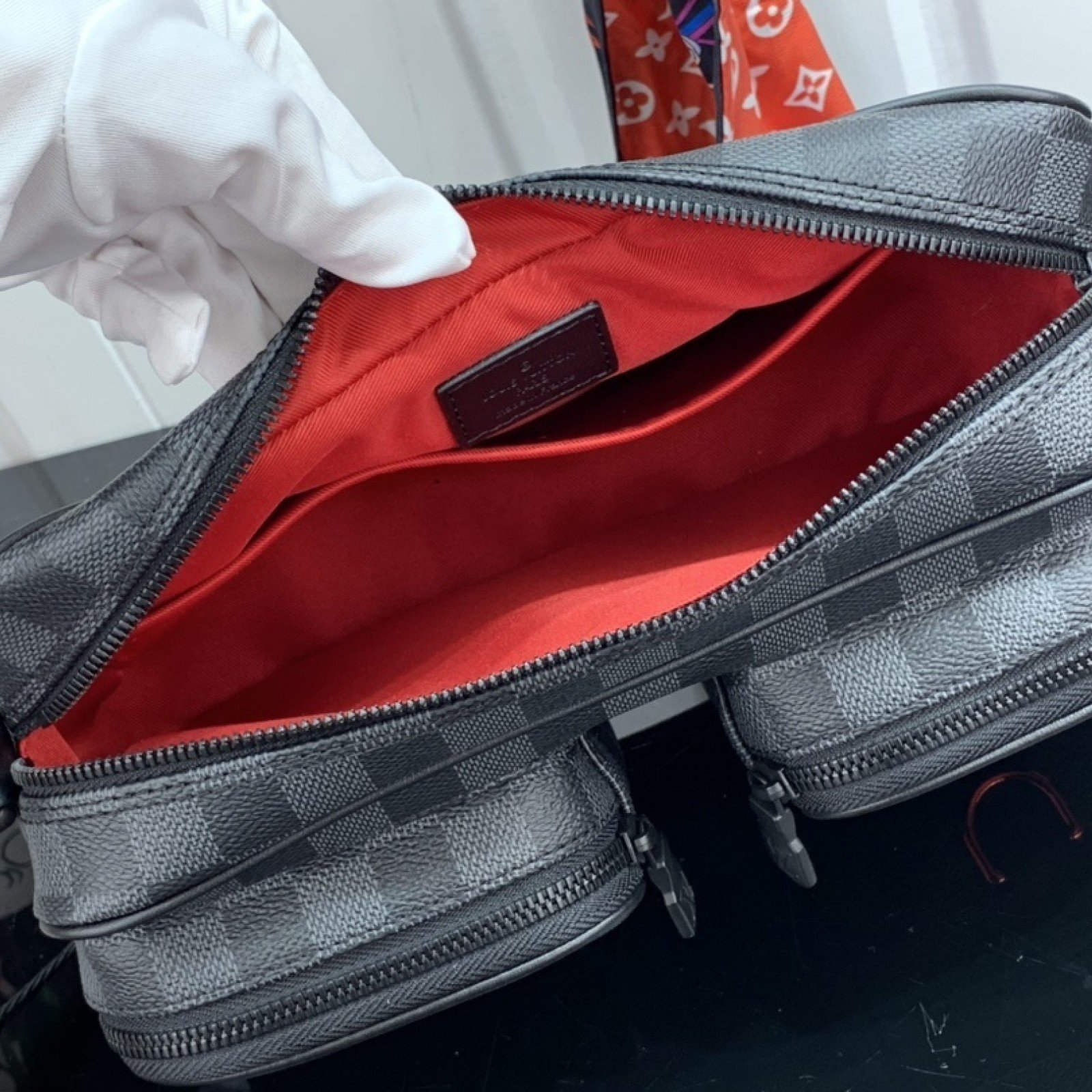 LV UTILITY MESSENGER BAG N40280