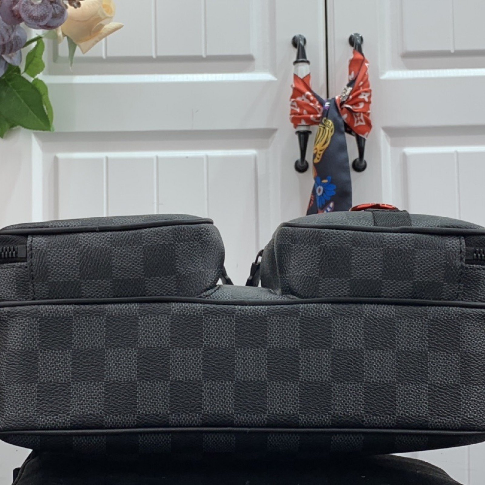 LV UTILITY MESSENGER BAG N40280