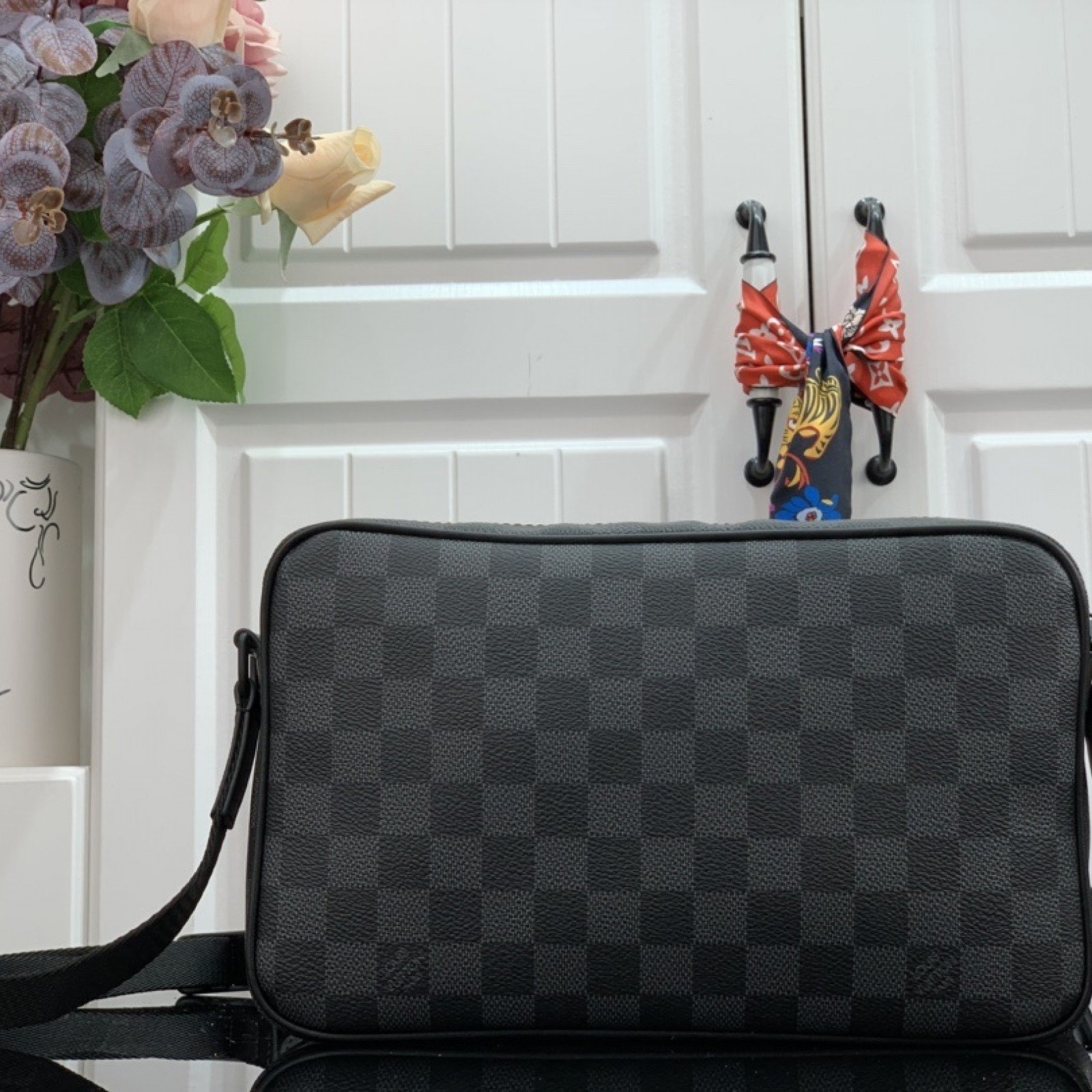 LV UTILITY MESSENGER BAG N40280
