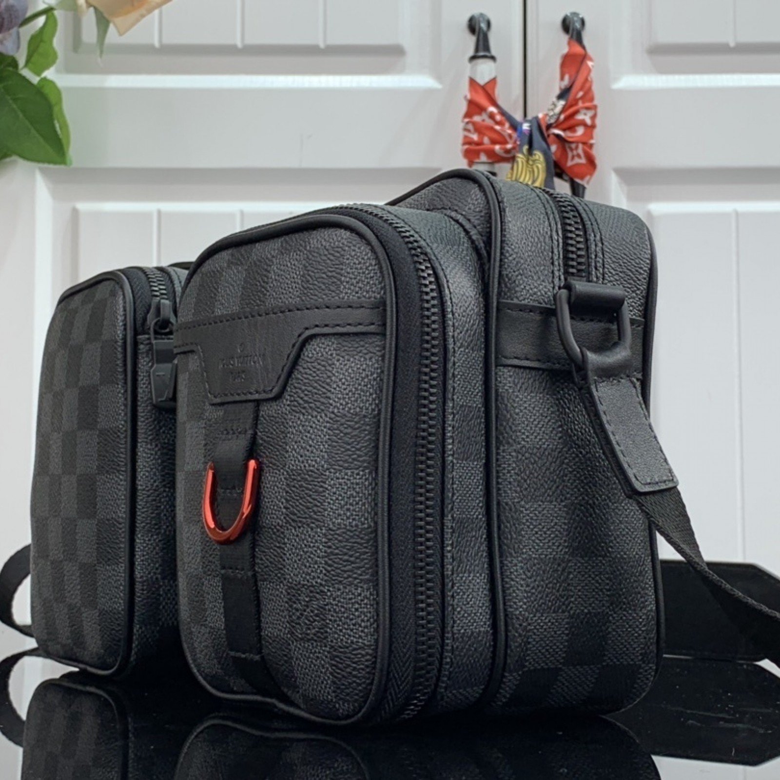 LV UTILITY MESSENGER BAG N40280