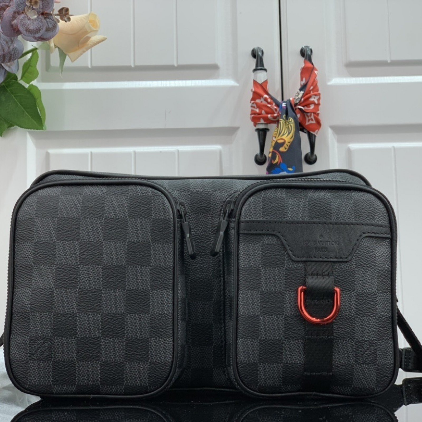 LV UTILITY MESSENGER BAG N40280
