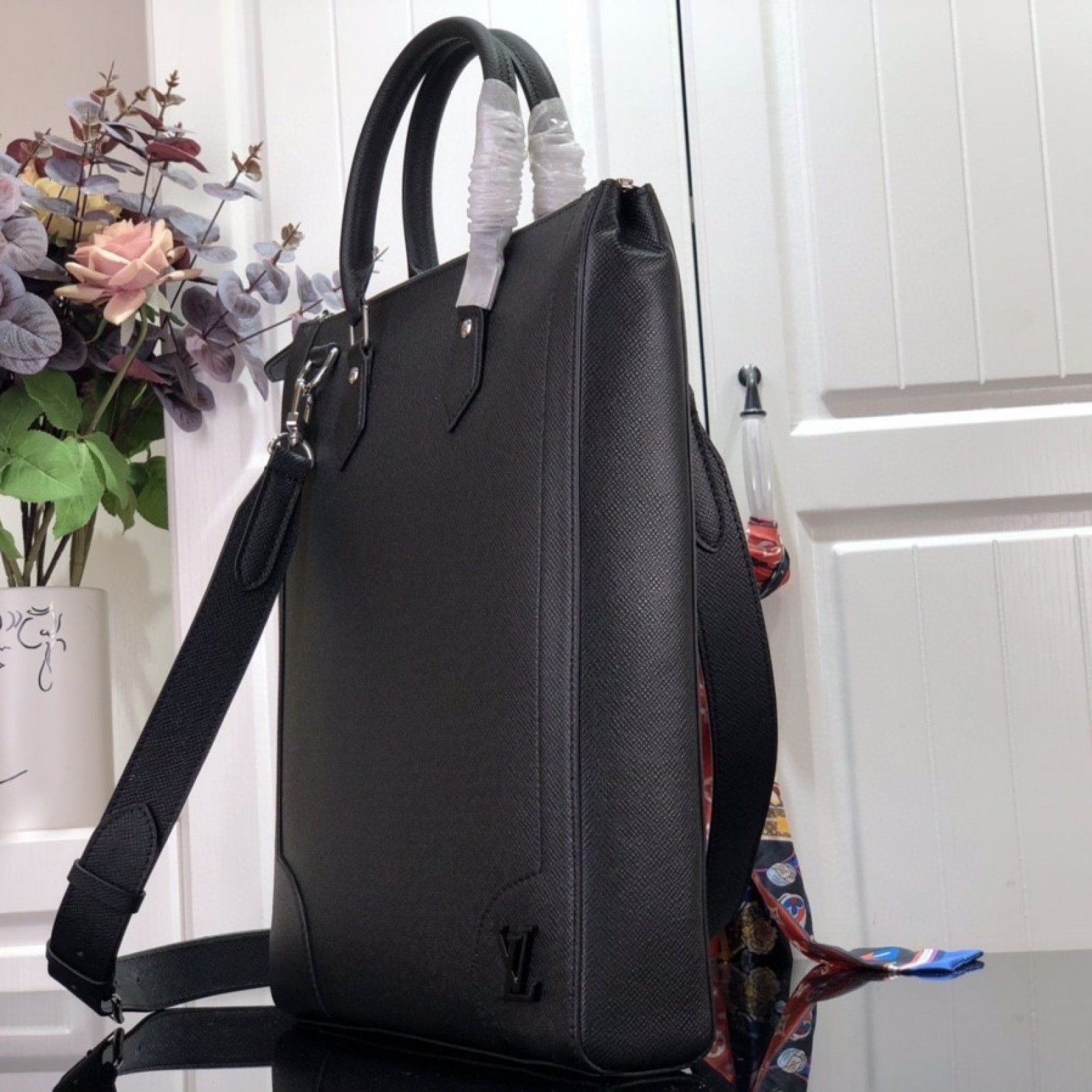 LV VERTICAL TOTE M30811