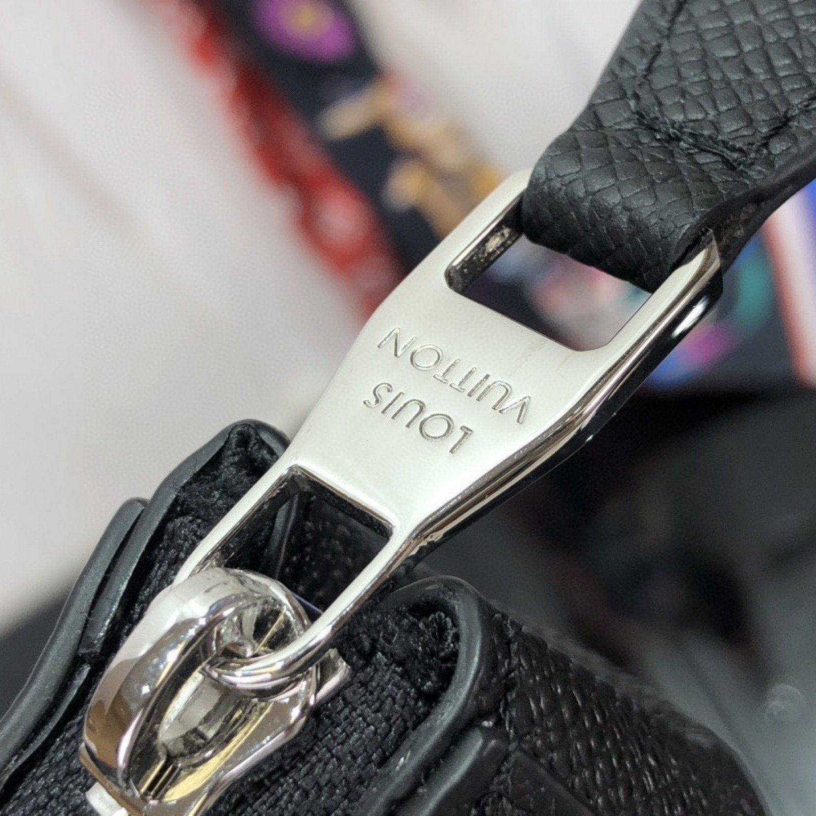 LV VERTICAL TOTE M30811