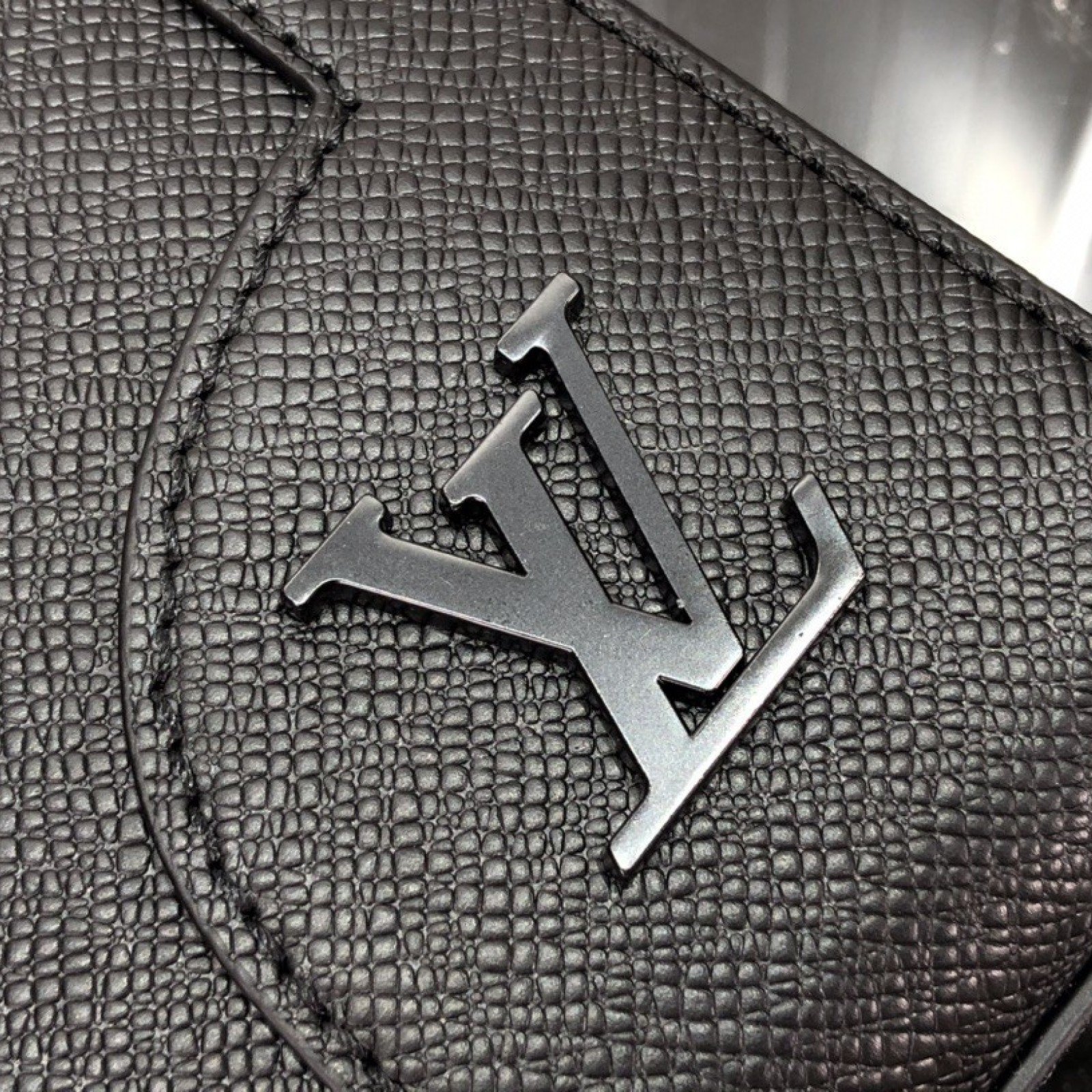 LV VERTICAL TOTE M30811