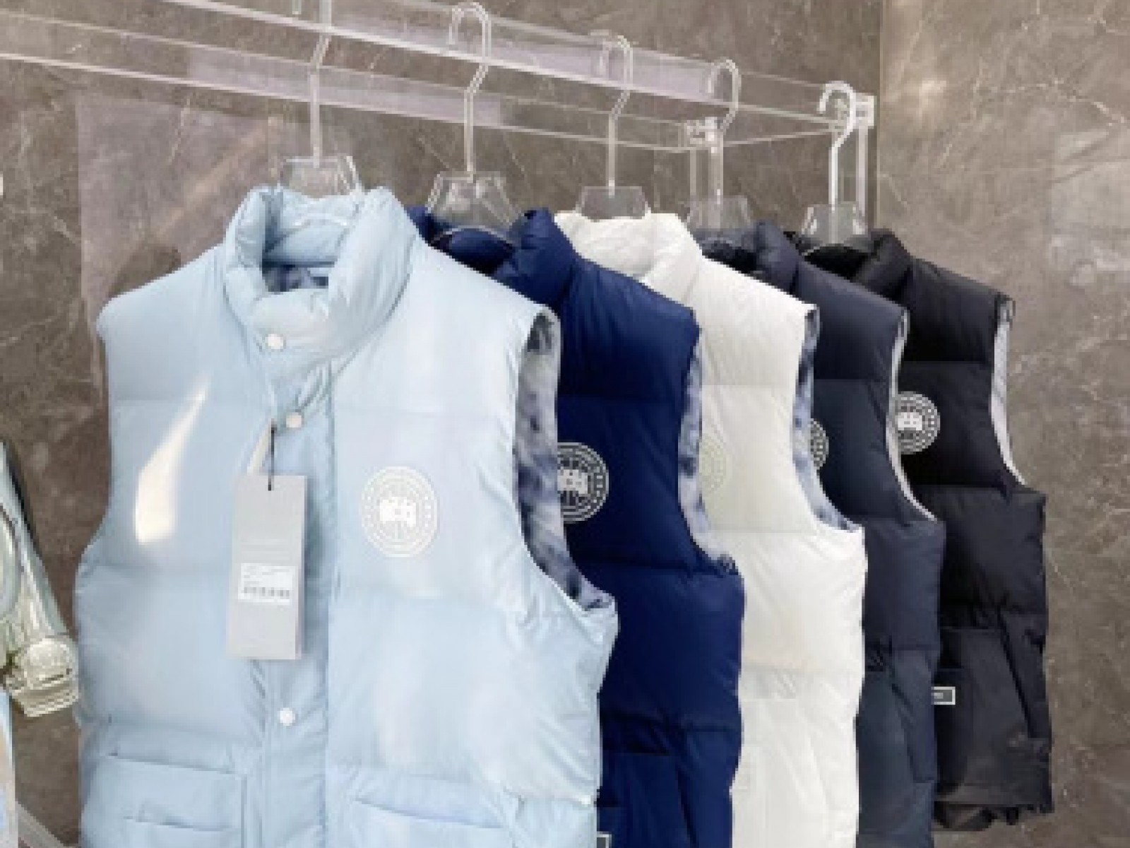 CN106 Mens Canada Goose VEST  New Mens Canada Gooses Down Vest for Both Mens Canada Goose and WoMens Canada Goose