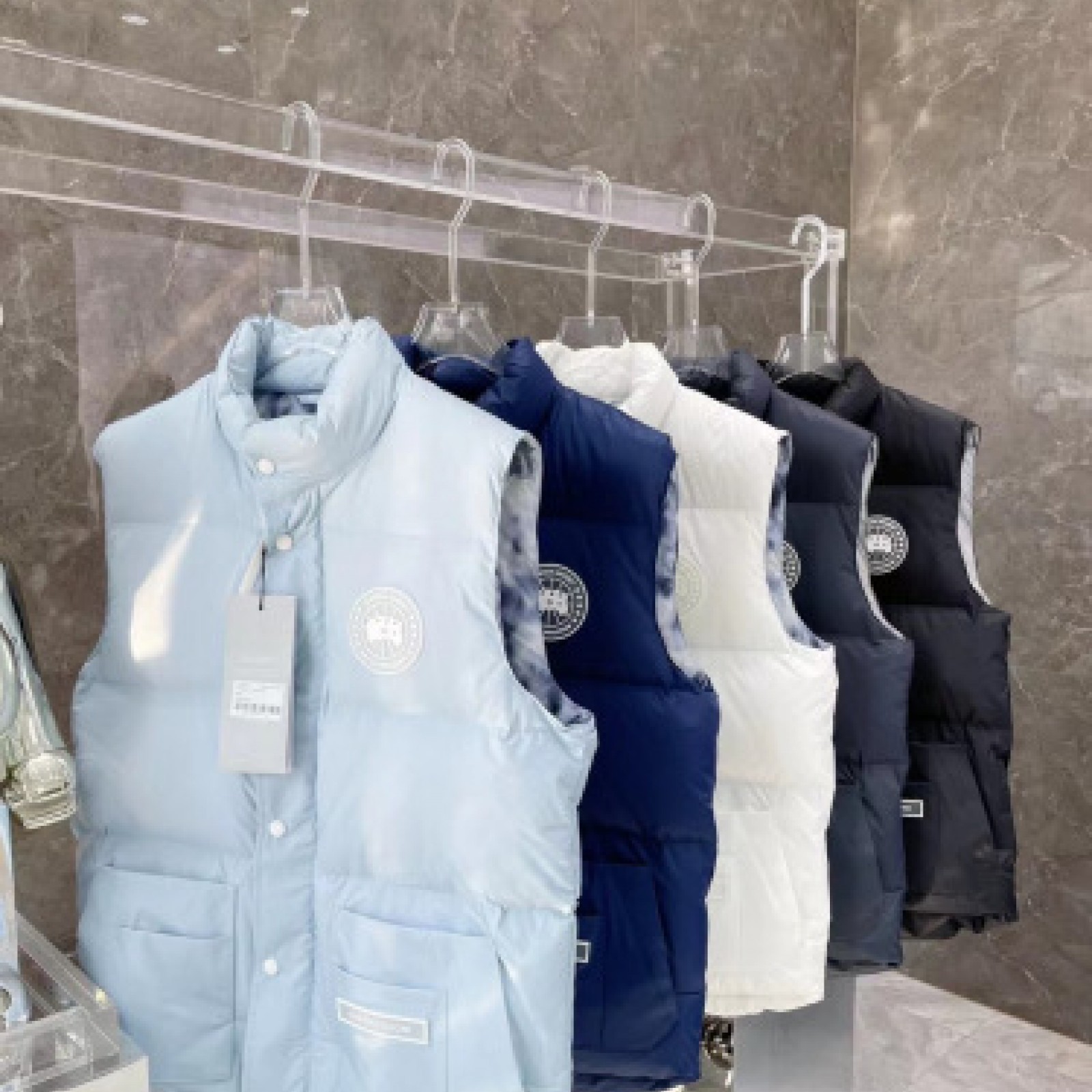 CN106 Mens Canada Goose VEST  New Mens Canada Gooses Down Vest for Both Mens Canada Goose and WoMens Canada Goose