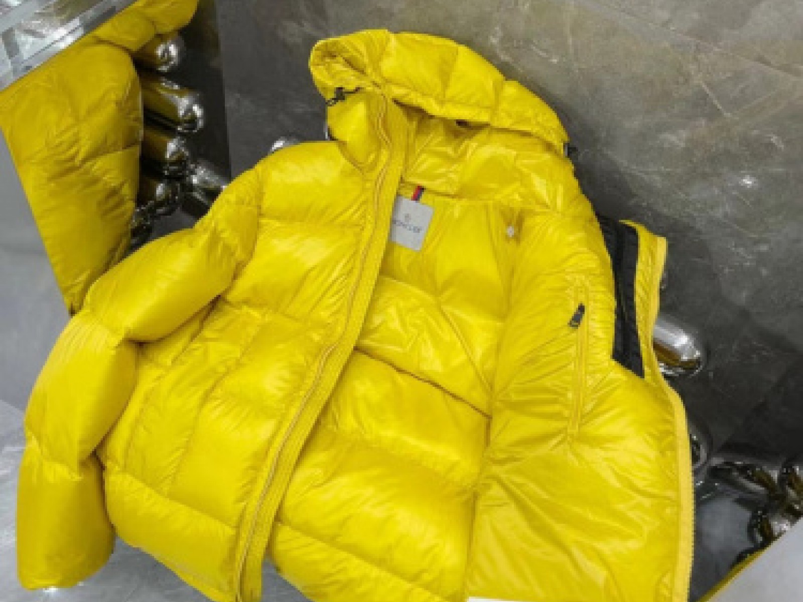 Moncler Jacket  蒙口新款错位双拉链设计，设计感满满。 颜色：黑色 黄色