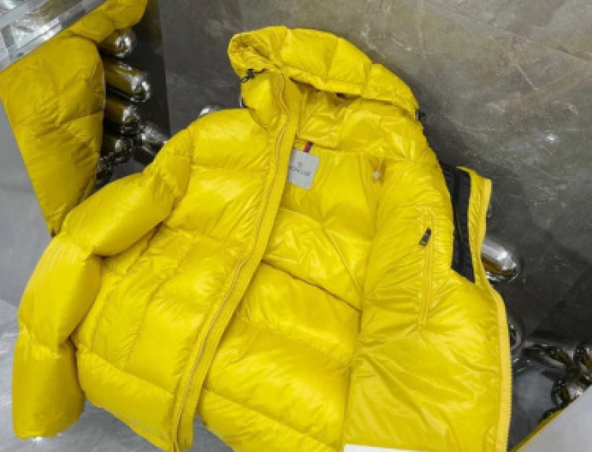 Moncler Jacket  蒙口新款错位双拉链设计，设计感满满。 颜色：黑色 黄色