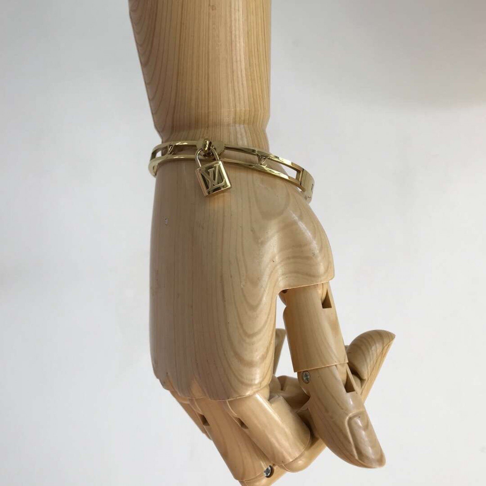 LV BRACELET M6228
