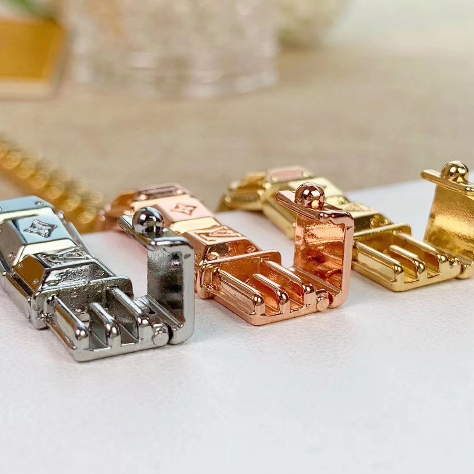 LV Bracelet 111124B