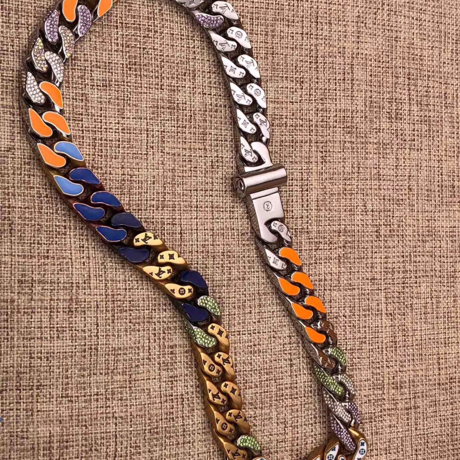 LV CHAIN LINKS PATCHES NECKLACE M68259
