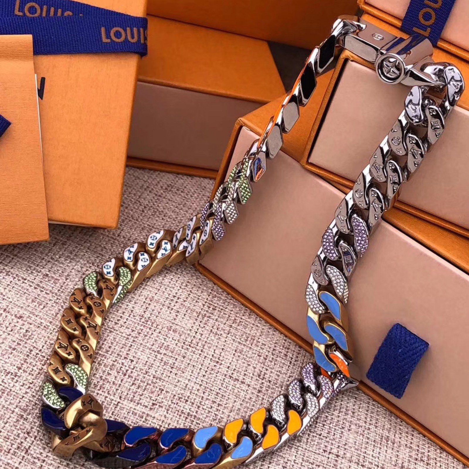 LV CHAIN LINKS PATCHES NECKLACE M68259