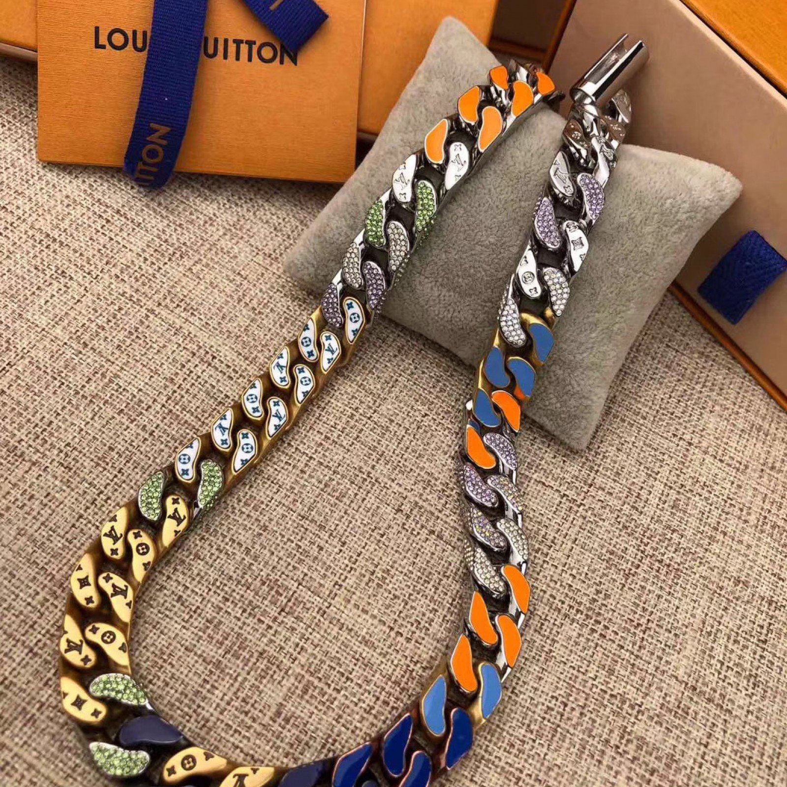 LV CHAIN LINKS PATCHES NECKLACE M68259