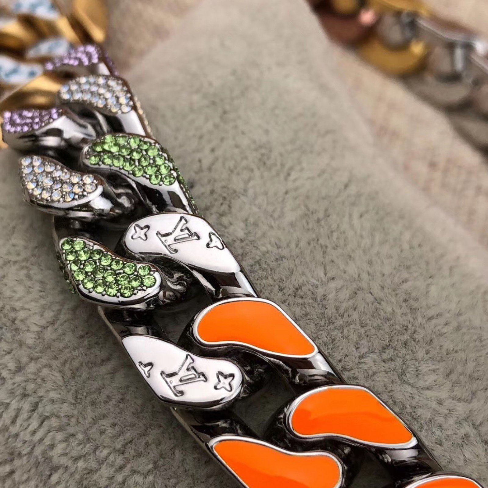 LV CHAIN LINKS PATCHES NECKLACE M68259