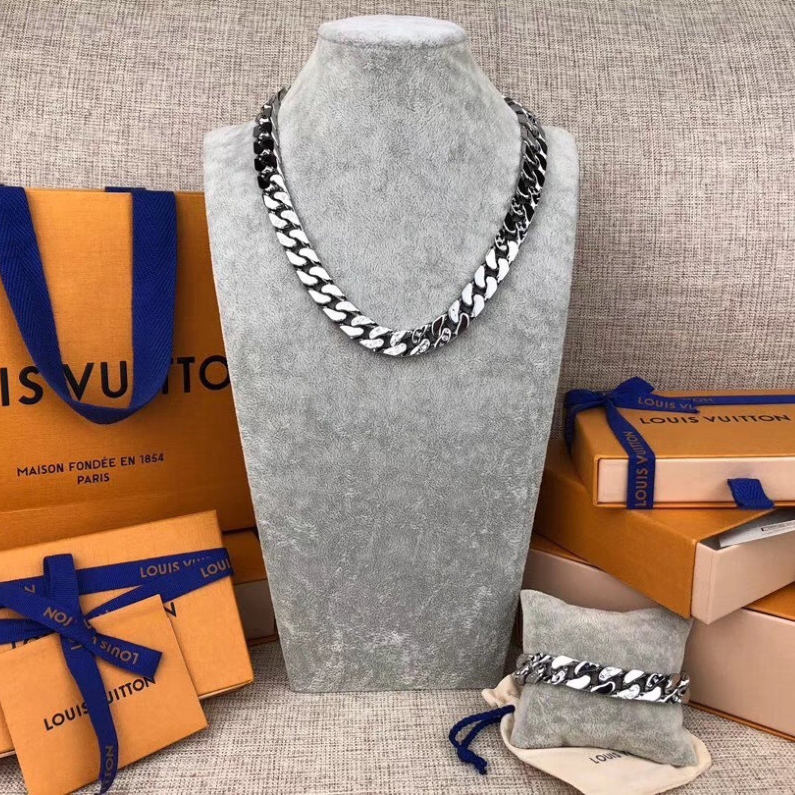 LV CHAIN LINKS PATCHES NECKLACE M68259AO