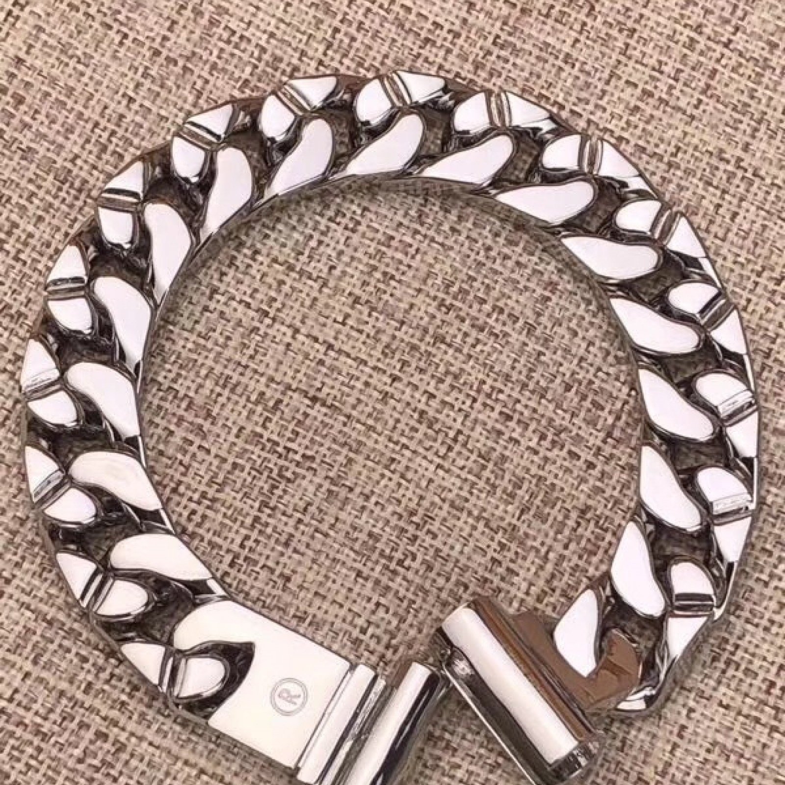 LV CHAIN LINKS PATCHES NECKLACE M68259AO