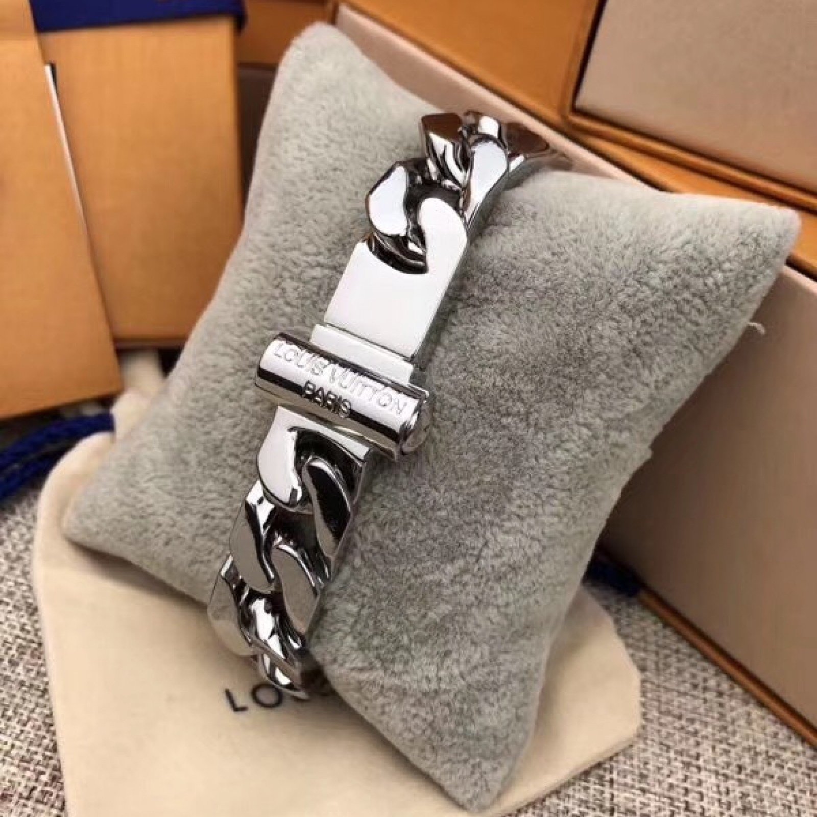 LV CHAIN LINKS PATCHES NECKLACE M68259AO