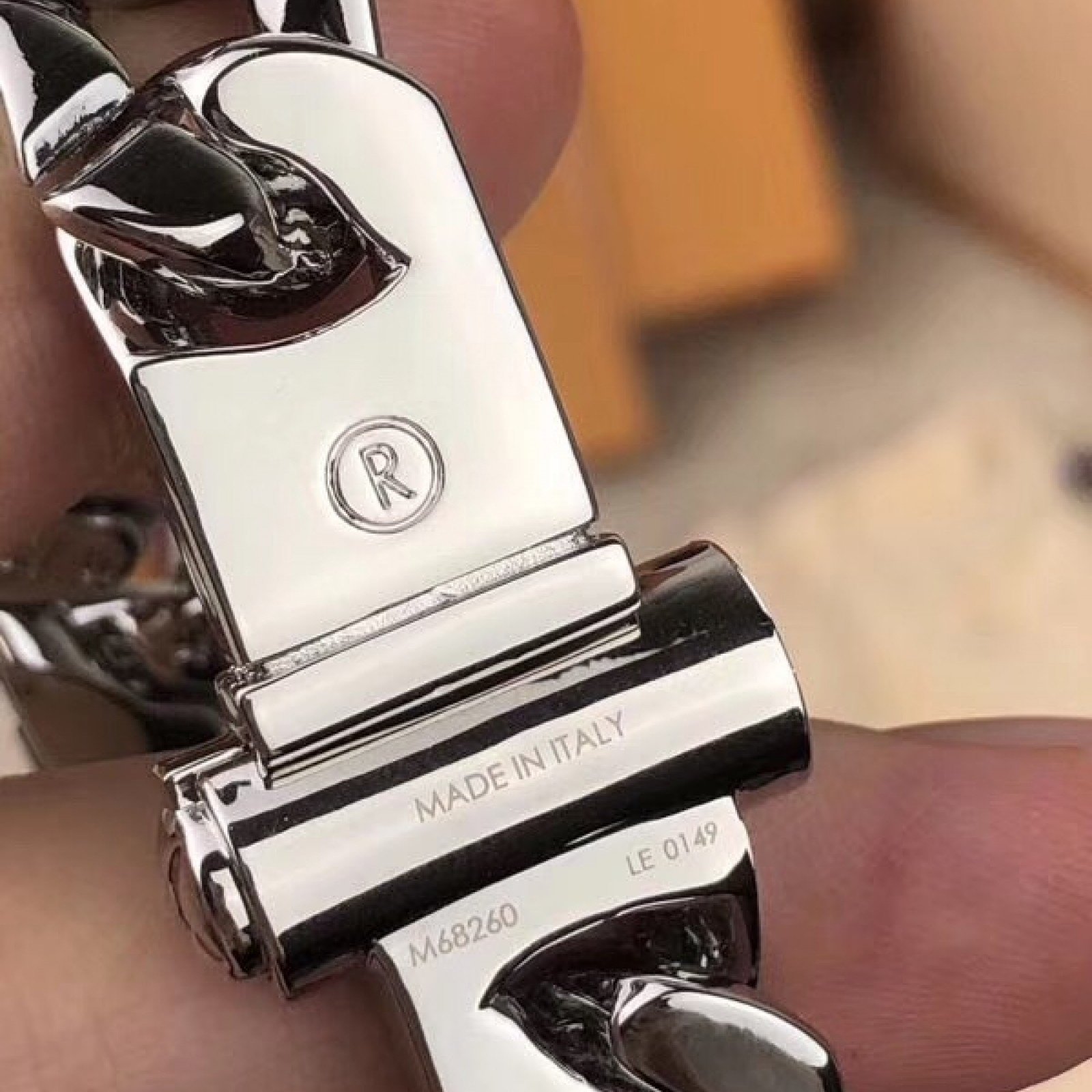 LV CHAIN LINKS PATCHES NECKLACE M68259AO