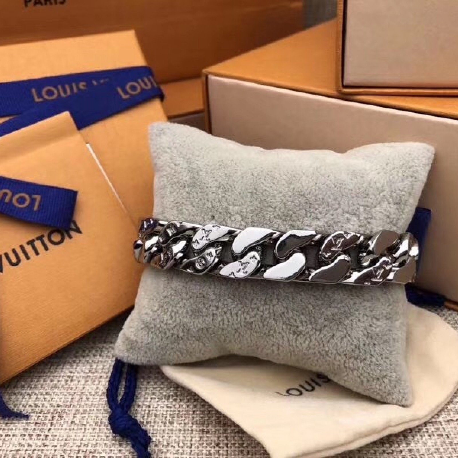 LV CHAIN LINKS PATCHES NECKLACE M68259AO