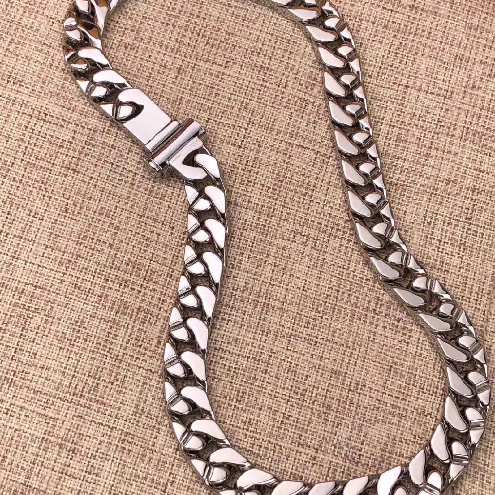 LV CHAIN LINKS PATCHES NECKLACE M68259AO