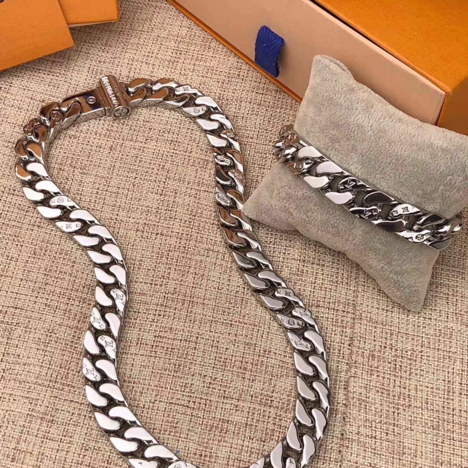 LV CHAIN LINKS PATCHES NECKLACE M68259AO