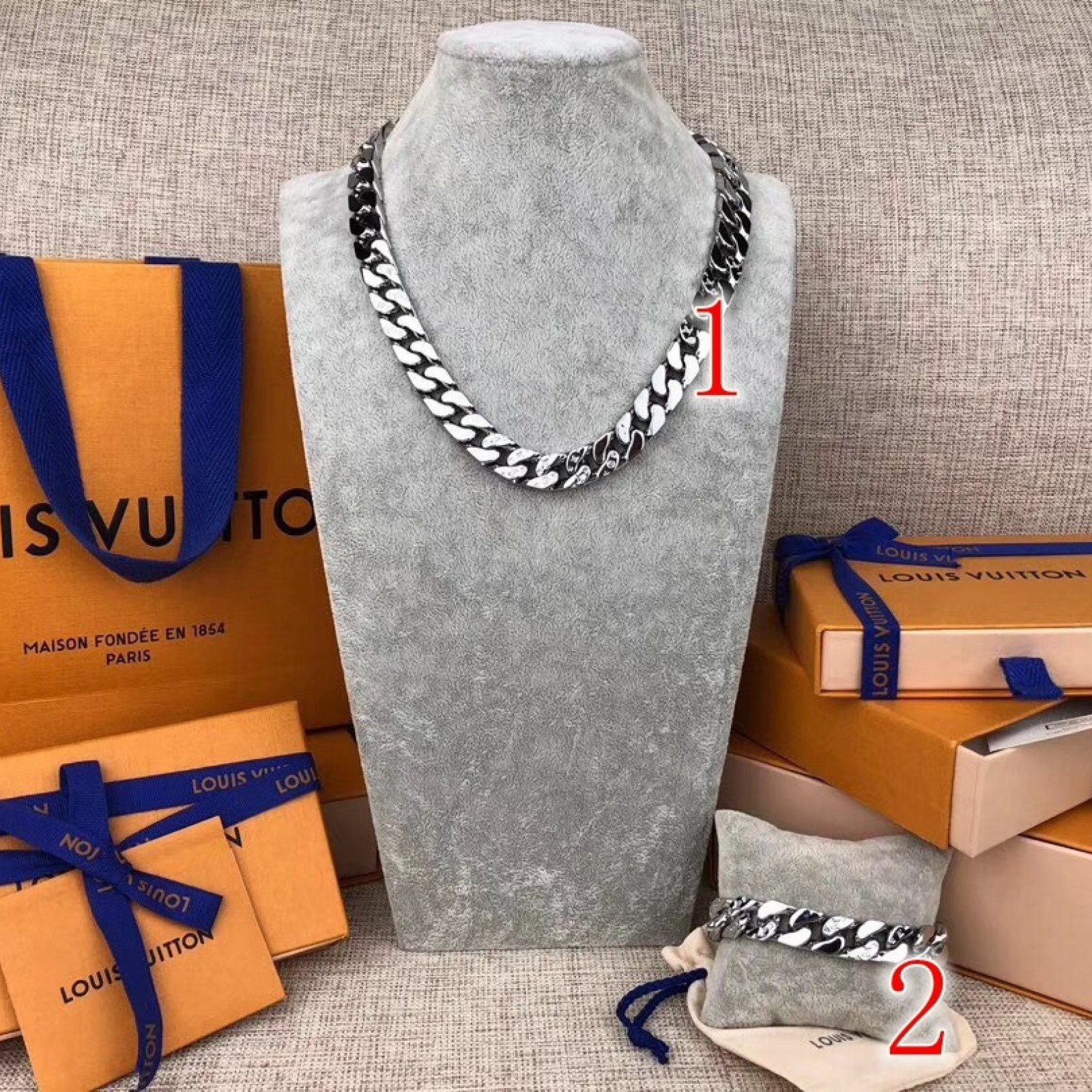 LV CHAIN LINKS PATCHES NECKLACE M68259AO