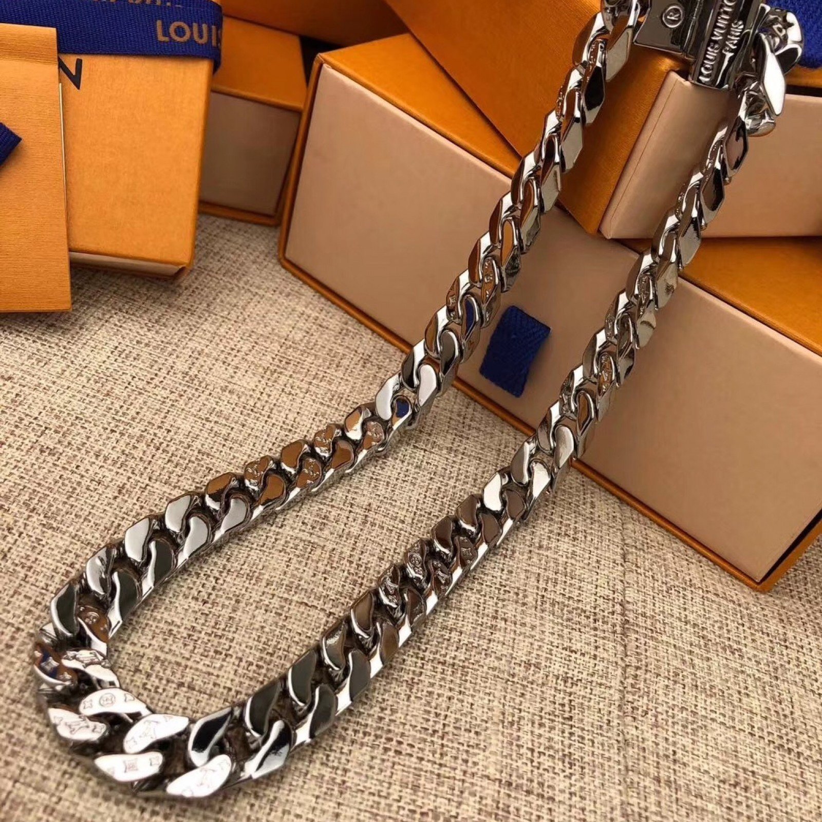 LV CHAIN LINKS PATCHES NECKLACE M68259AO