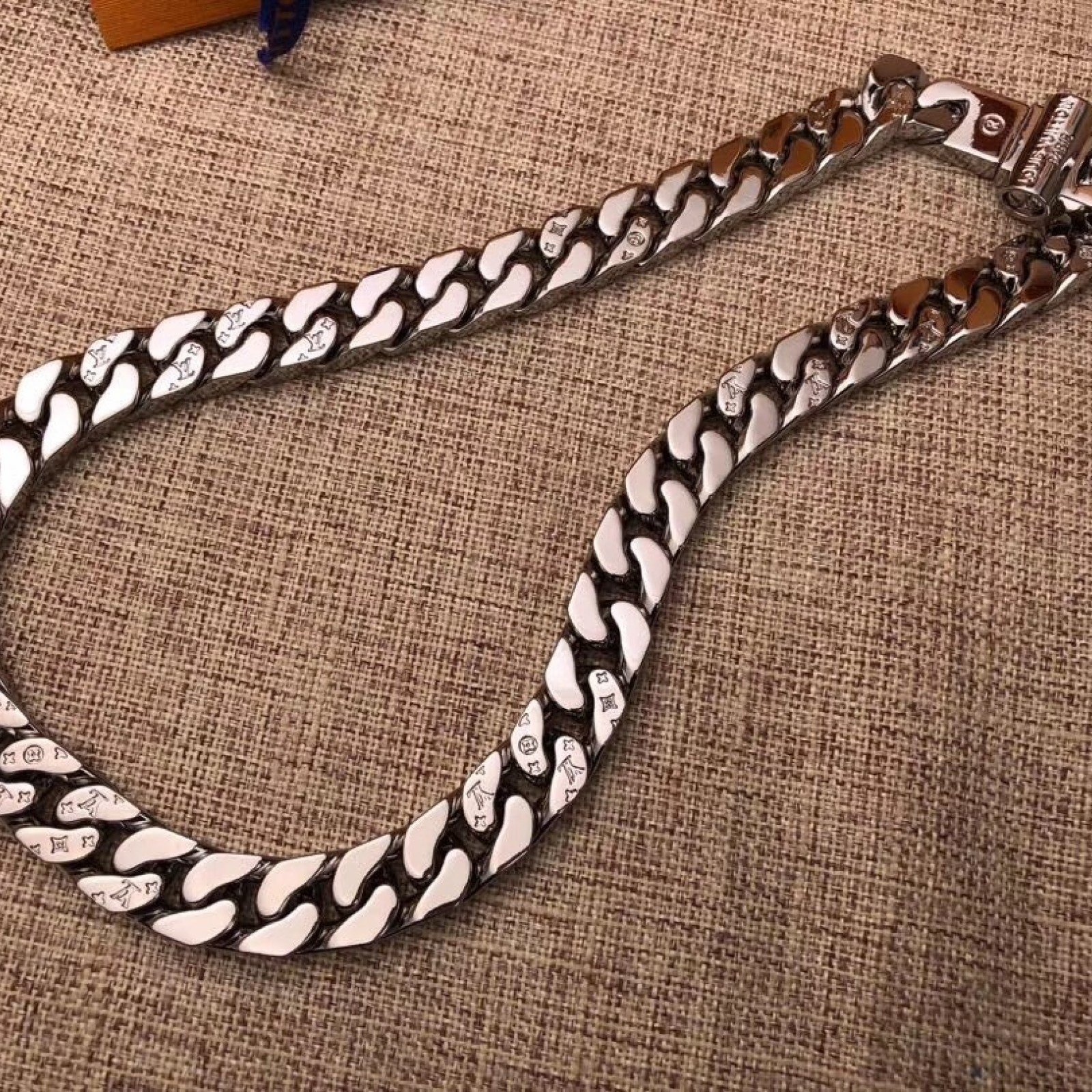 LV CHAIN LINKS PATCHES NECKLACE M68259AO