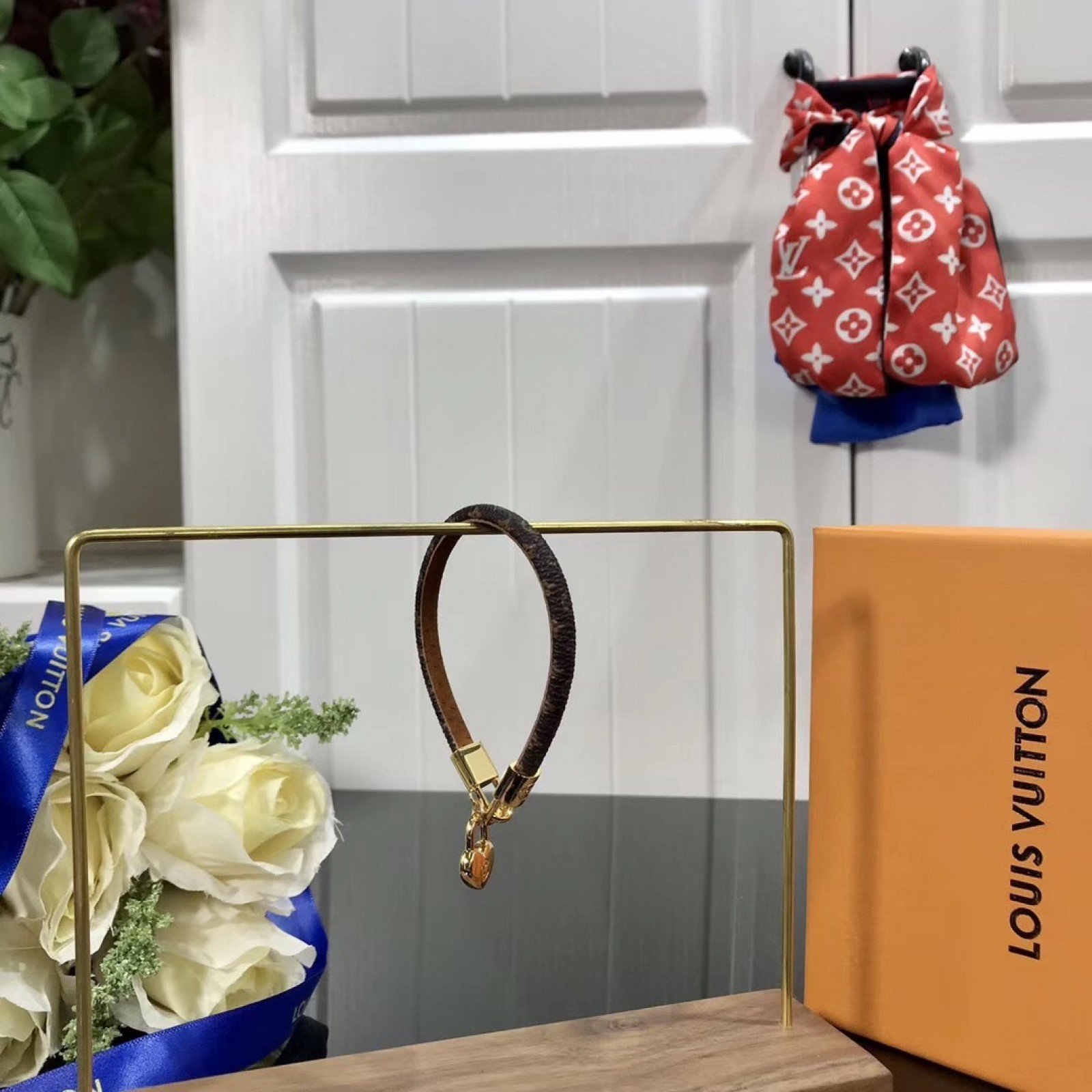 LV CRAZYIN LOCK BRACELET M6451F
