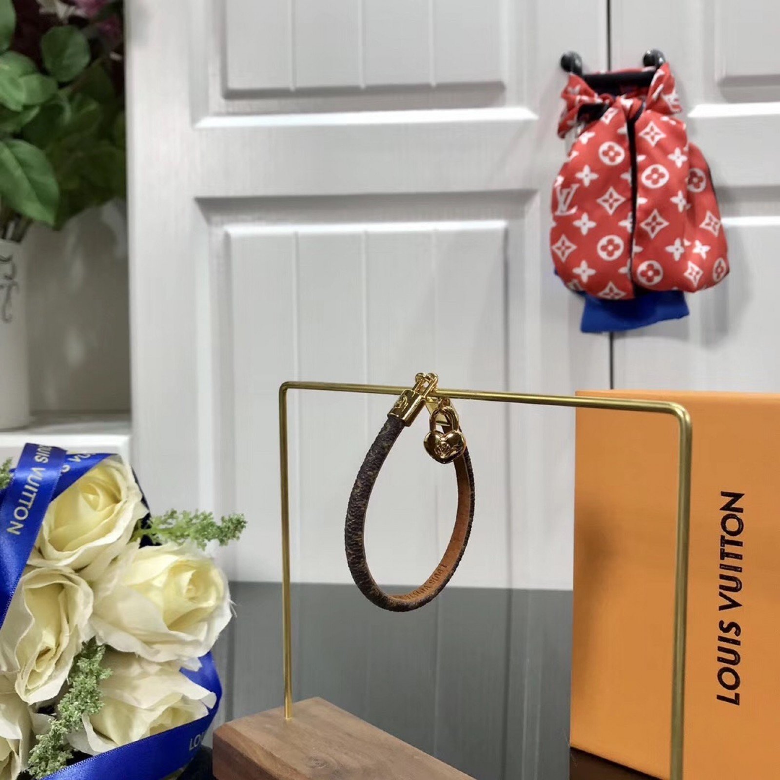LV CRAZYIN LOCK BRACELET M6451F