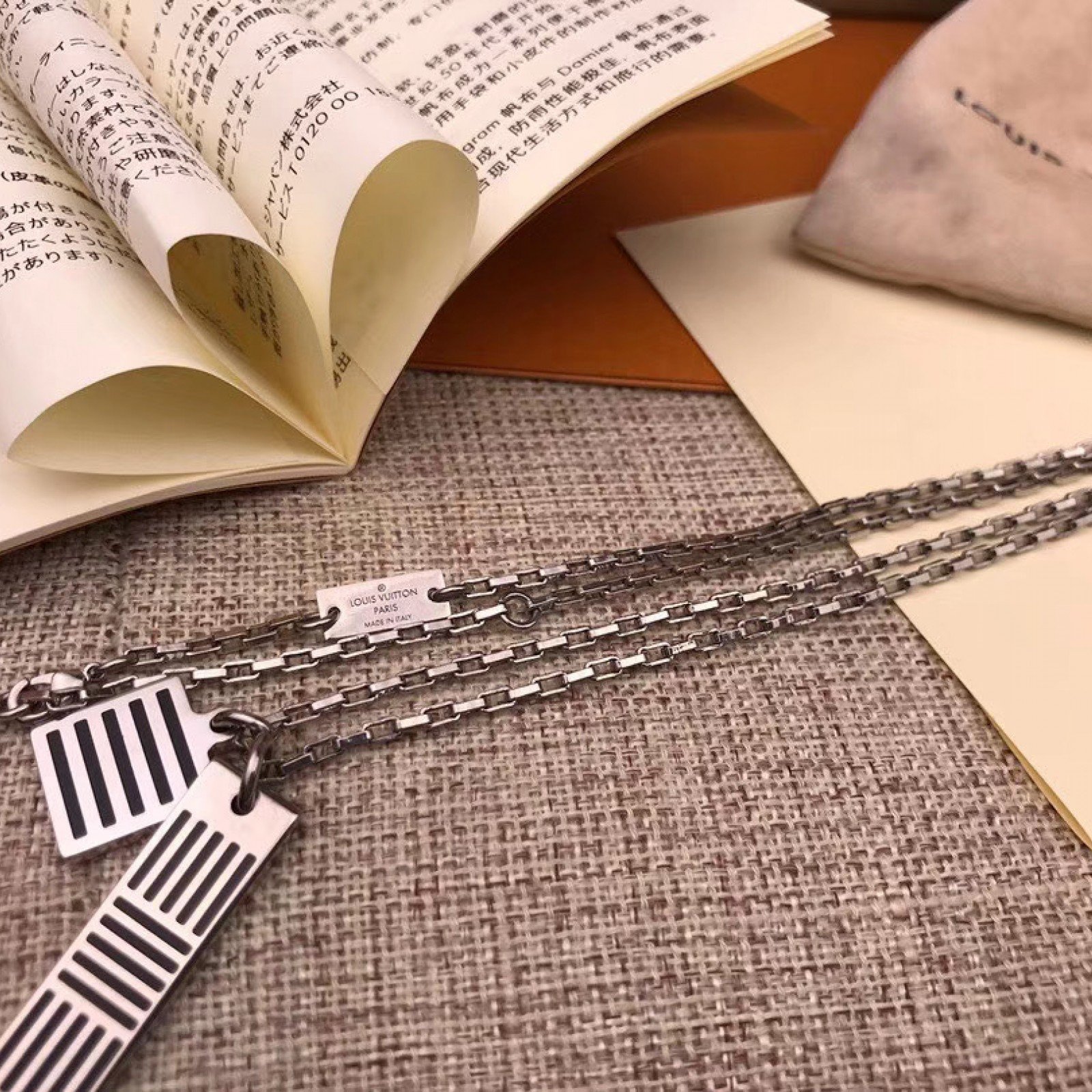 LV DAMIER BLACK NECKLACE M62490