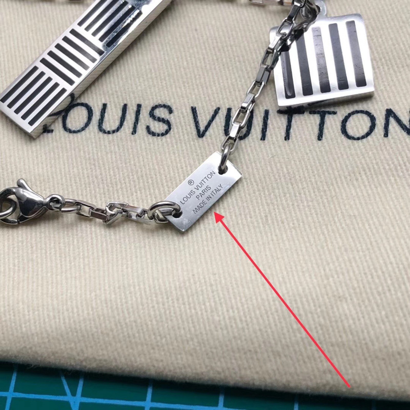 LV DAMIER BLACK NECKLACE M62490