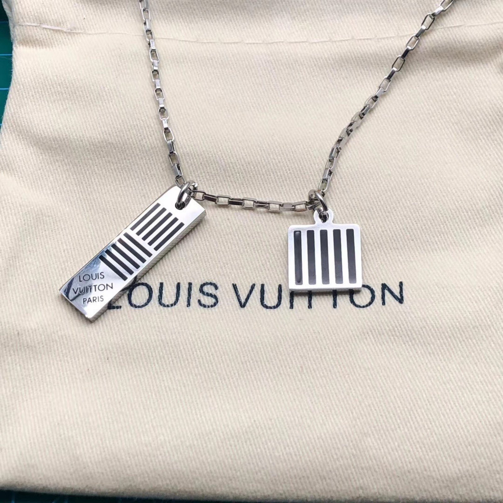 LV DAMIER BLACK NECKLACE M62490