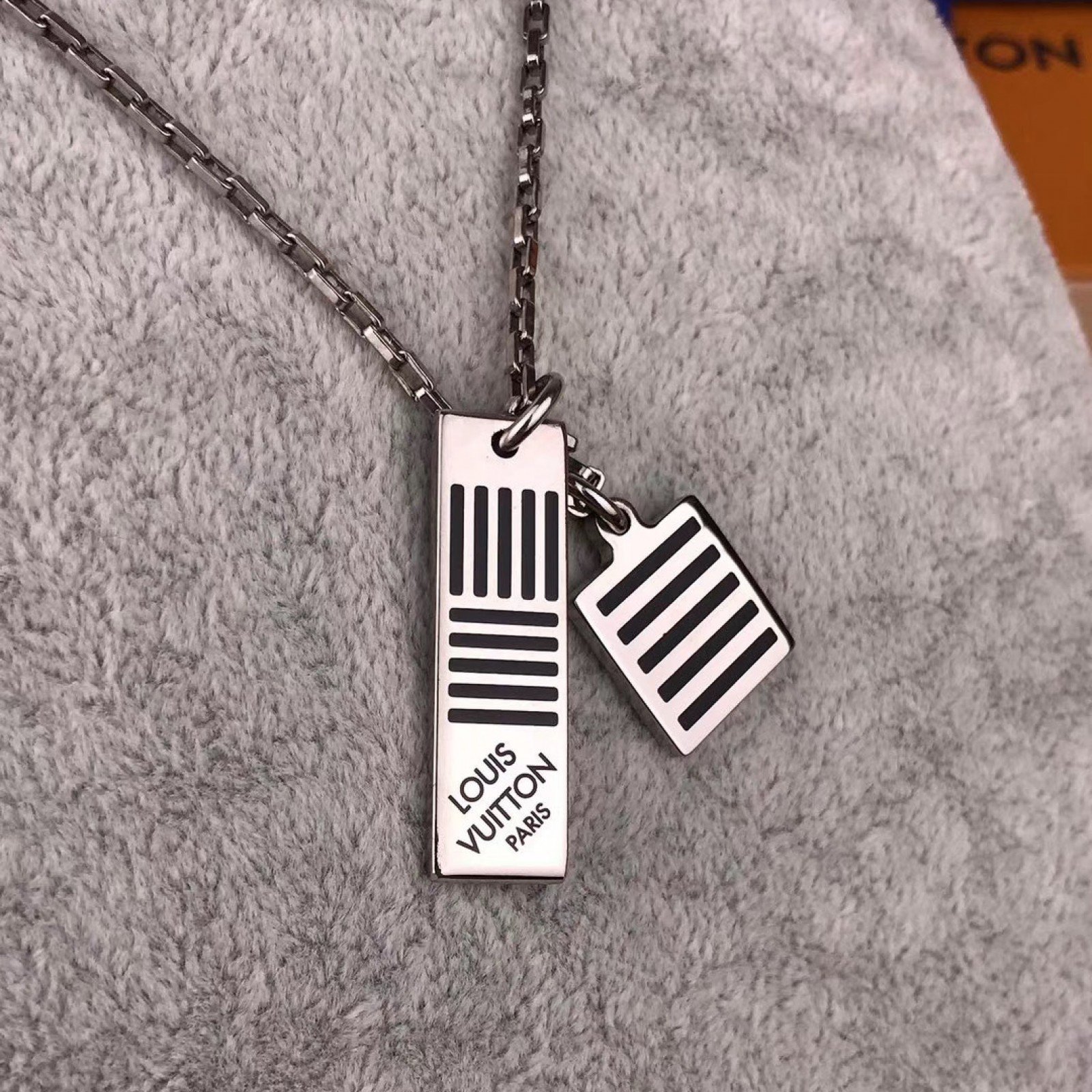 LV DAMIER BLACK NECKLACE M62490