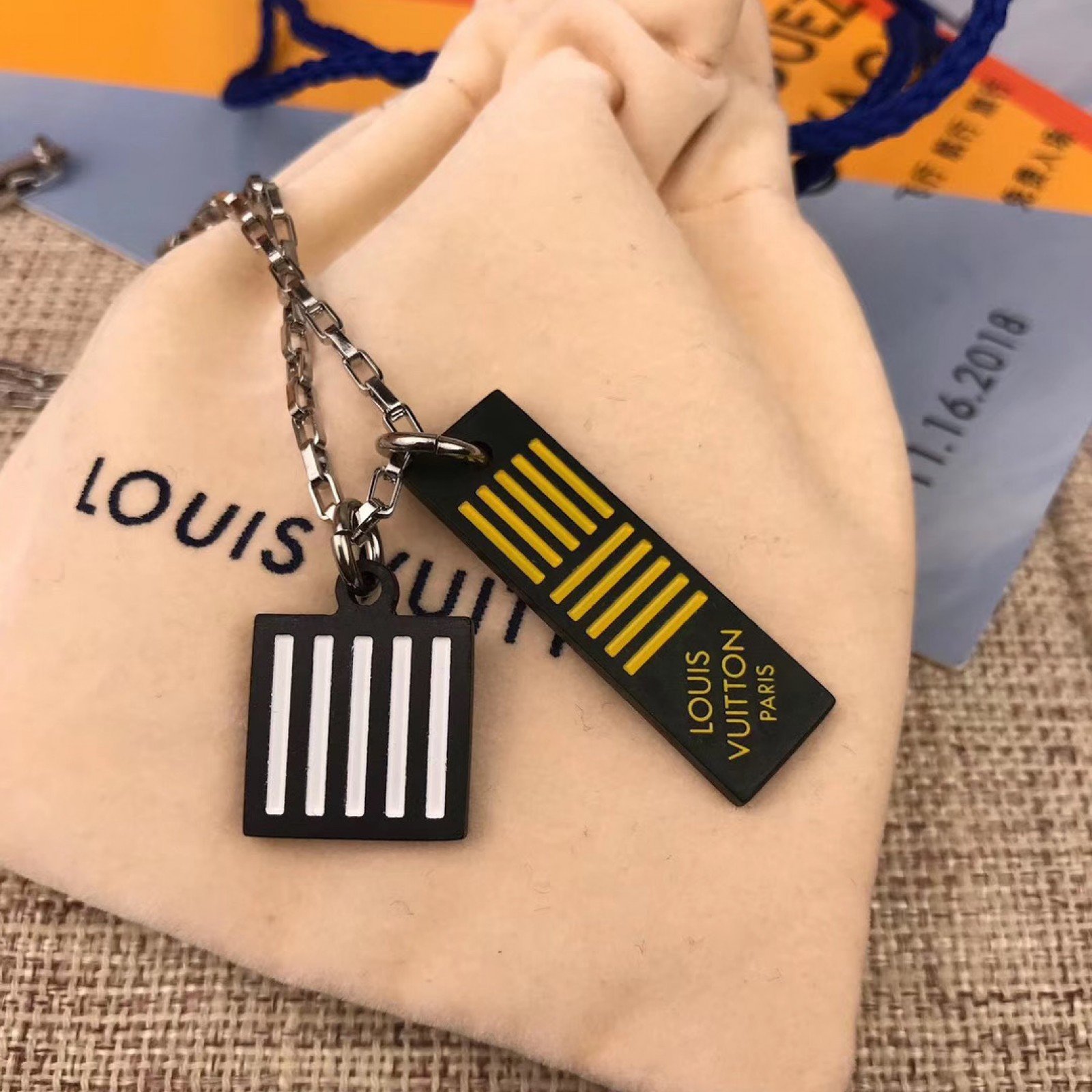 LV DAMIER BLACK NECKLACE M62490