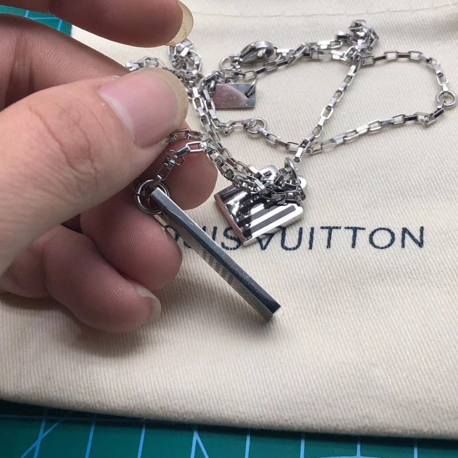 LV DAMIER BLACK NECKLACE M62490