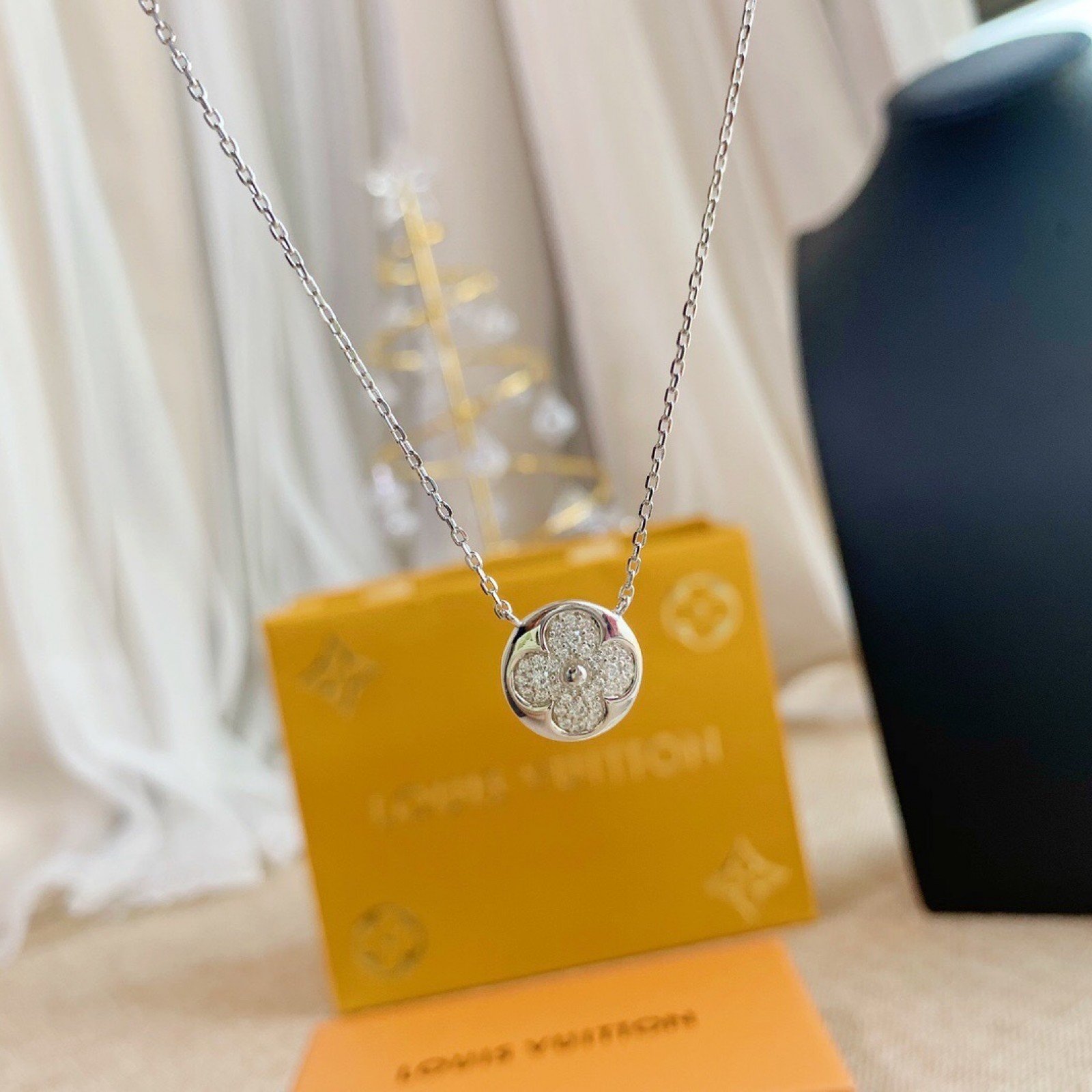 LV Necklace 111210H