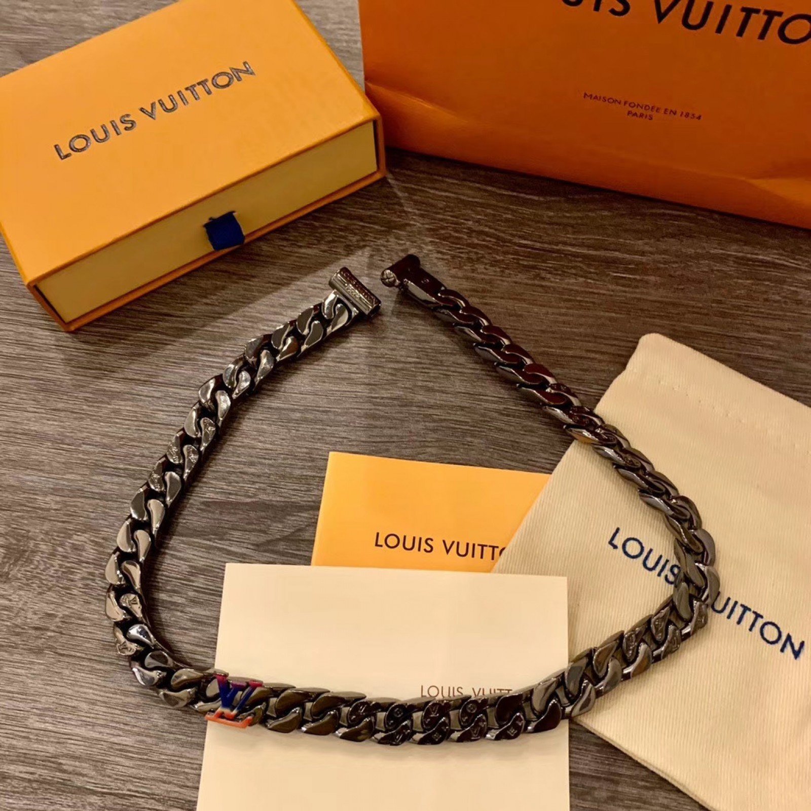 LV Necklace 120410F