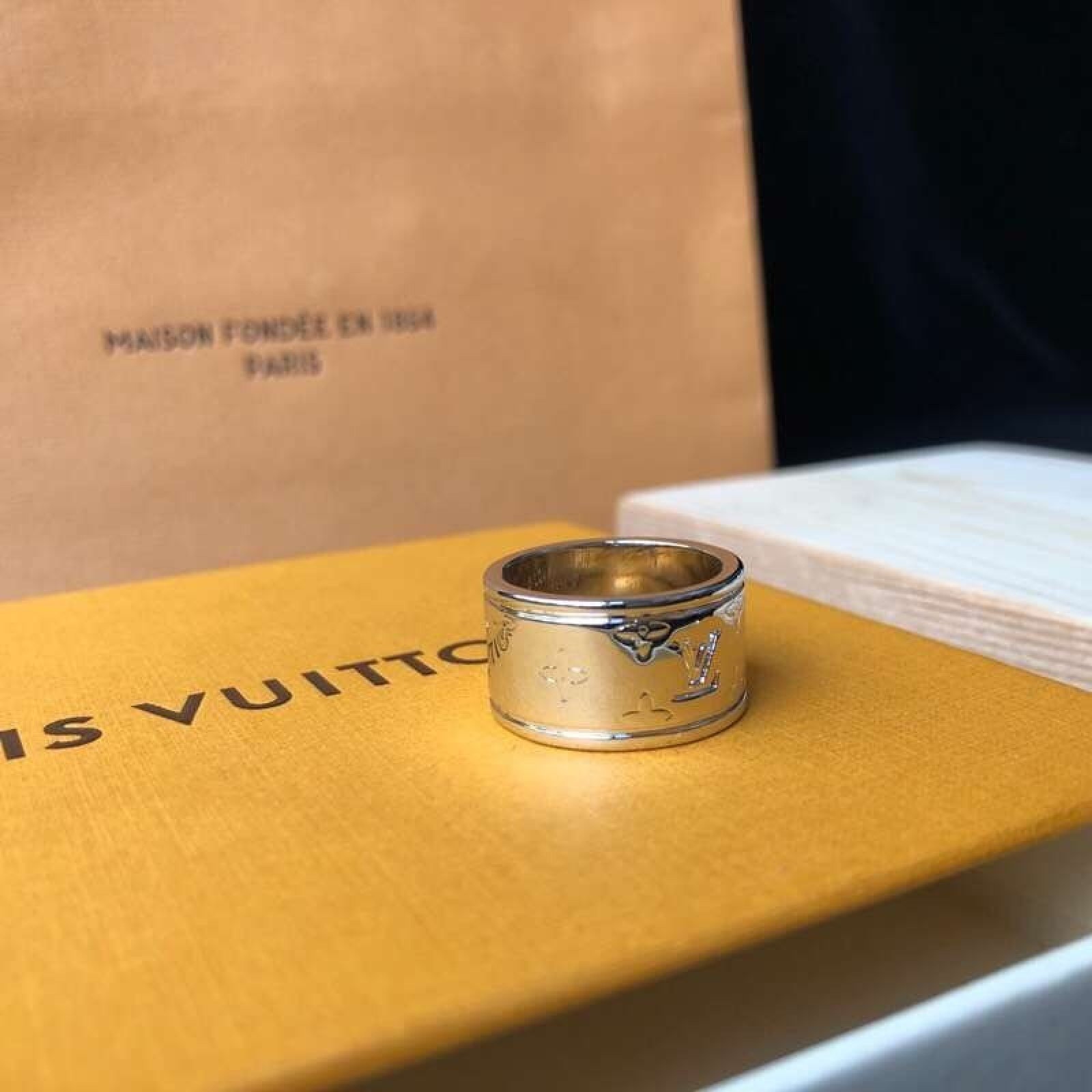 LV Ring 110806D
