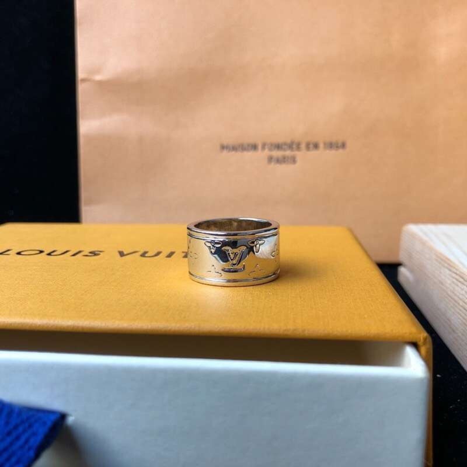 LV Ring 110806D