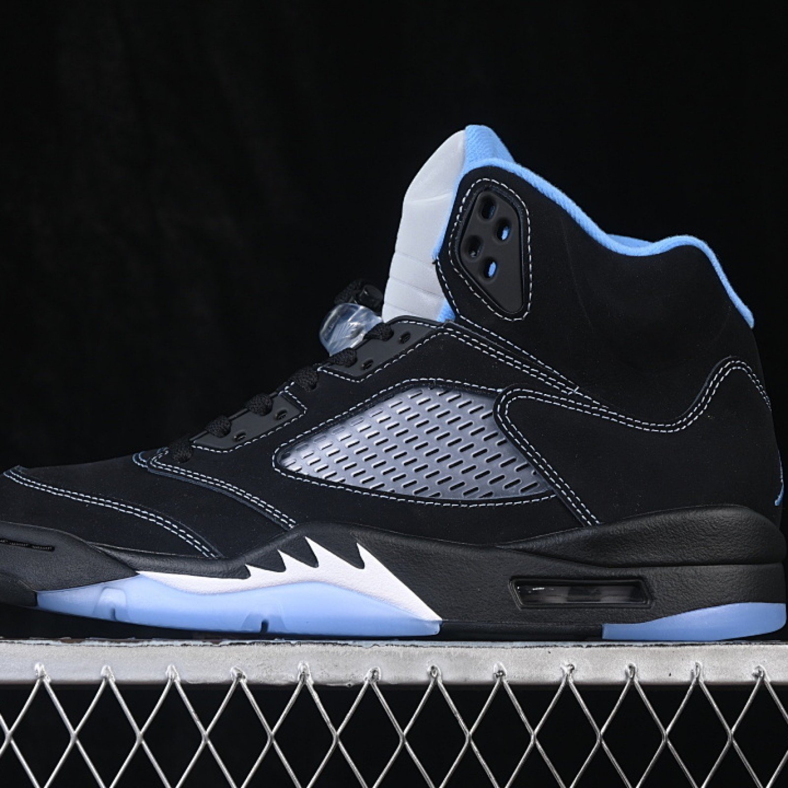 DD0587 008 JORDAN 5 RETRO BLACK/UNIVERSITY BLUE/WHITE WOMAN:36 39 MAN:40 48.5
