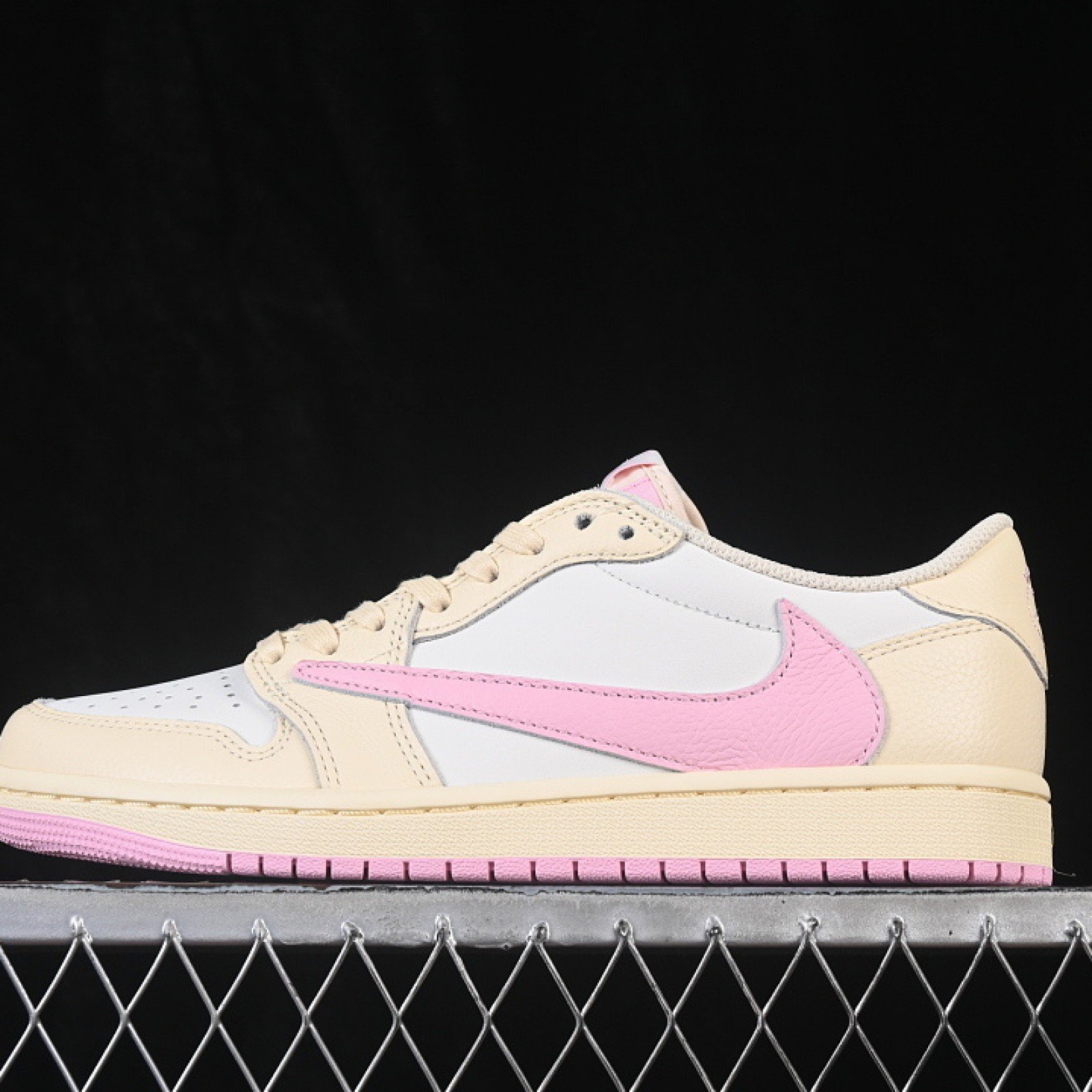 IQ7604 100 JORDAN 1 RETRO LOW OG SP MUSLIN/SHY PINK/SAIL/UNIVERSITY RED MAN:40 48.5
