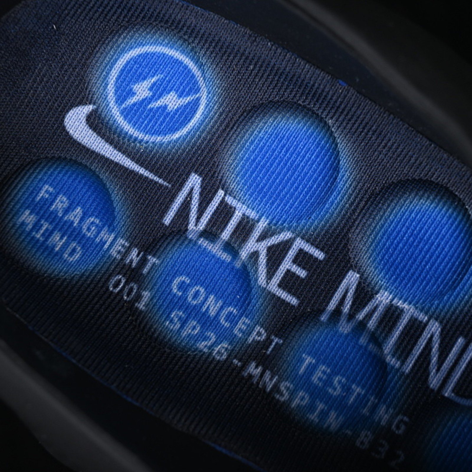 IQ8502 001 MIND 001 SLIDE BLACK/BLACK WOMAN:36 39 MAN:40 45